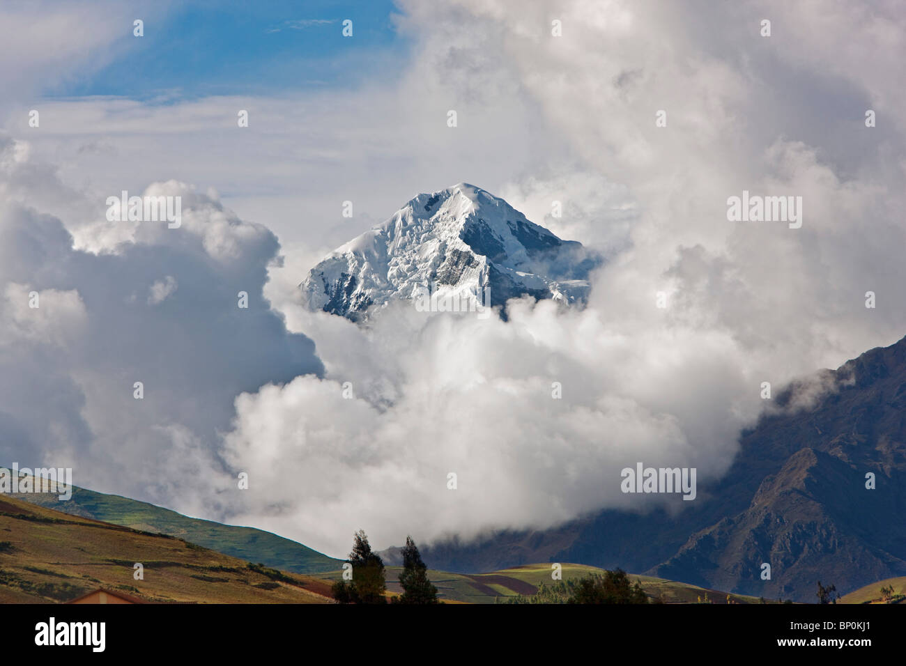 Il Perù, alta sopra la Valle di Urubamba, Monte Veronica. 18.600 ft, il più alto della gamma. In Quechua, Wakay Willca, Sacro lacrime Foto Stock