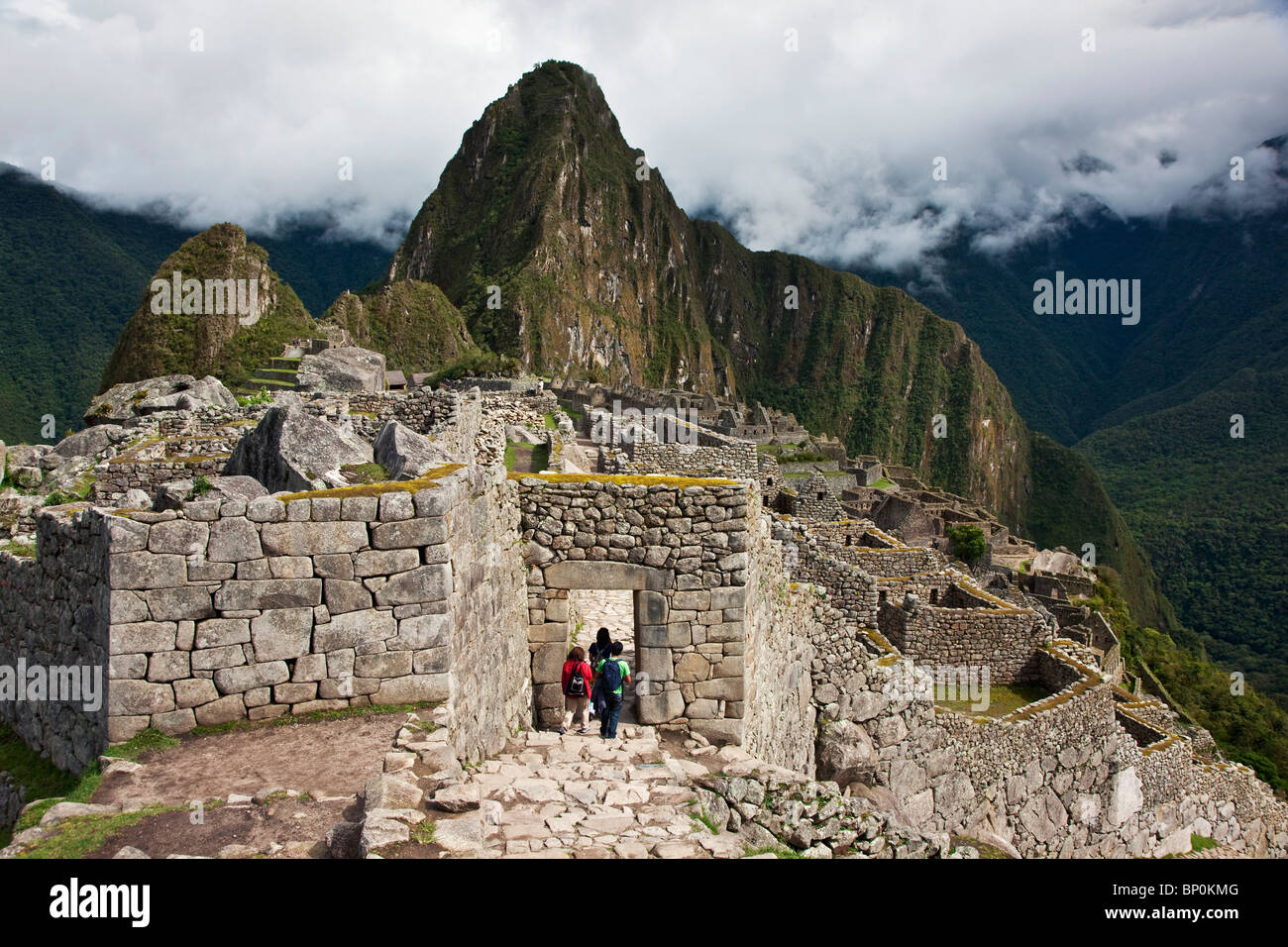 Il Perù, il mondo-famose rovine Inca di Machu Picchu ad un altitudine di 7.710 metri sopra il livello del mare con il picco, Huayna Picchu. Foto Stock