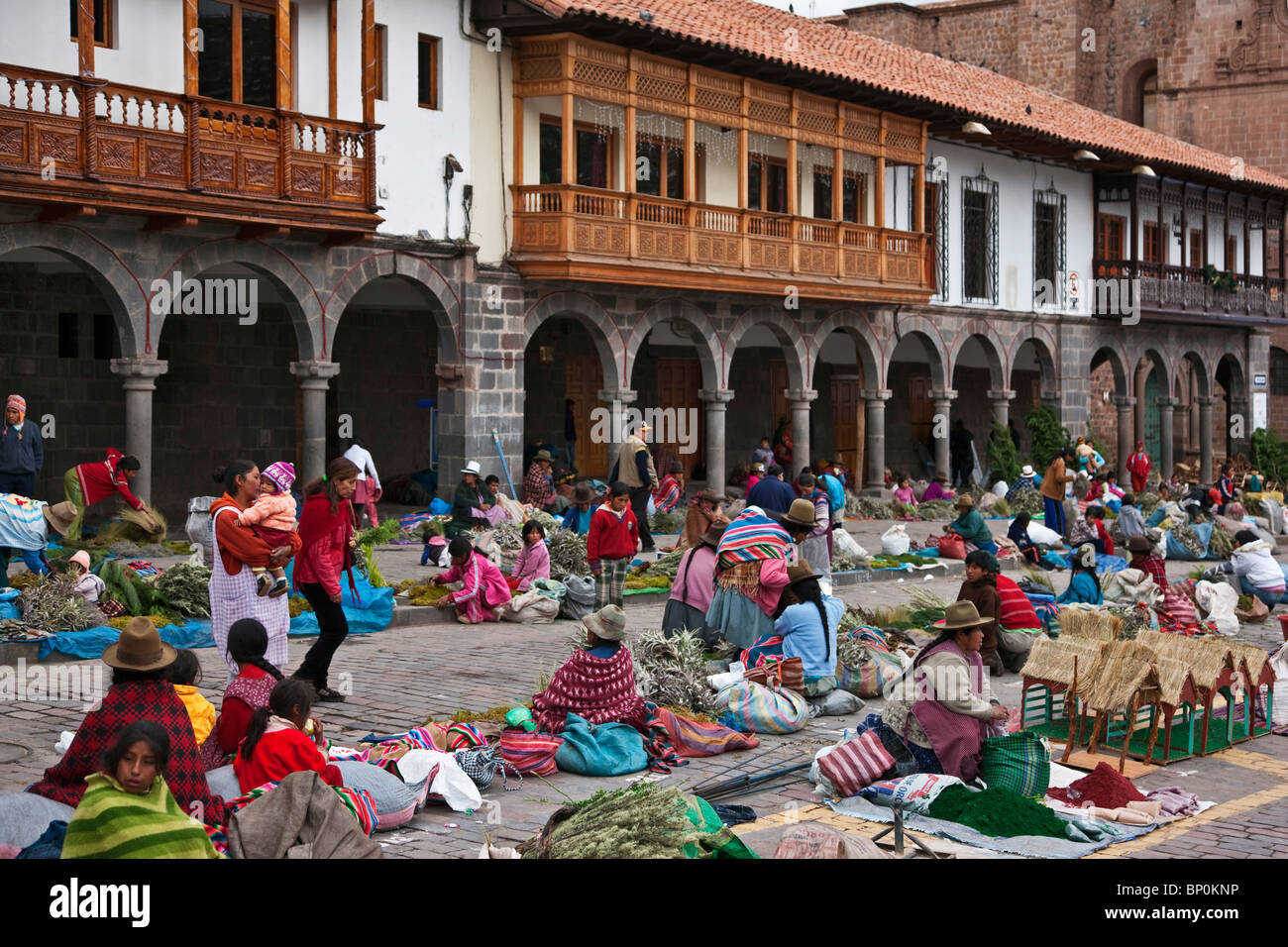 Il Perù, Santuranticuy mercato organizzato nella piazza principale di Cusco alla vigilia di Natale. Gli articoli in vendita sono correlati a Natale. Foto Stock