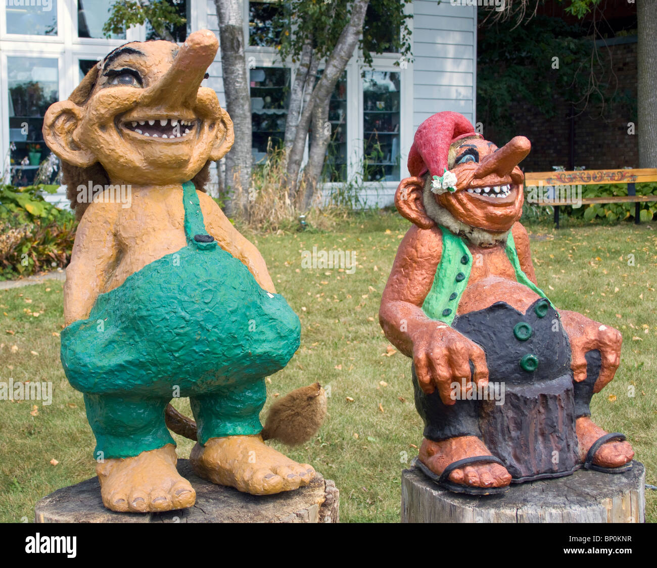 Incantevoli gnomi in legno in mostra a Mount Horeb, Wisconsin, che celebrano l'arte locale stravagante e la personalità stravagante della città. Foto Stock