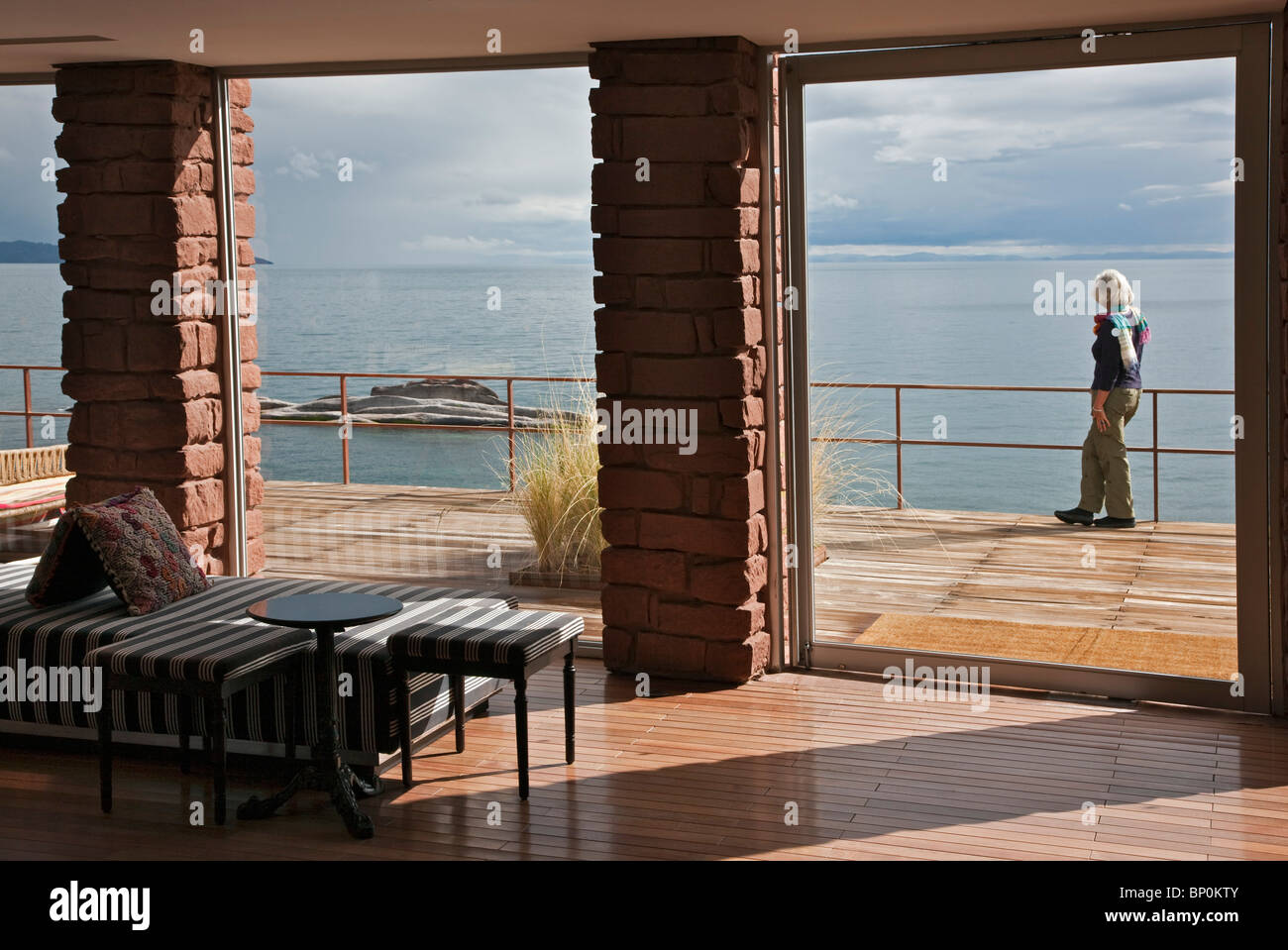 Il Perù, l'outlook sul lago Titicaca dal confortevole Hotel Titilaka. Foto Stock