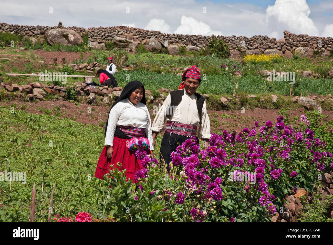 Il Perù, un uomo sposato Quechua-parlando paio sull isola di Taquile indossando costumi tradizionali. Foto Stock
