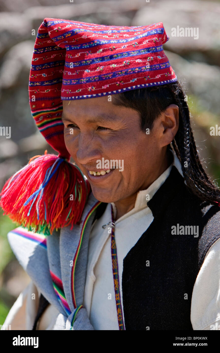 Il Perù, un Quechua-parlando uomo sulla isola di Taquile. Il 7-sq-km isola ha una popolazione di circa duemila persone. Foto Stock
