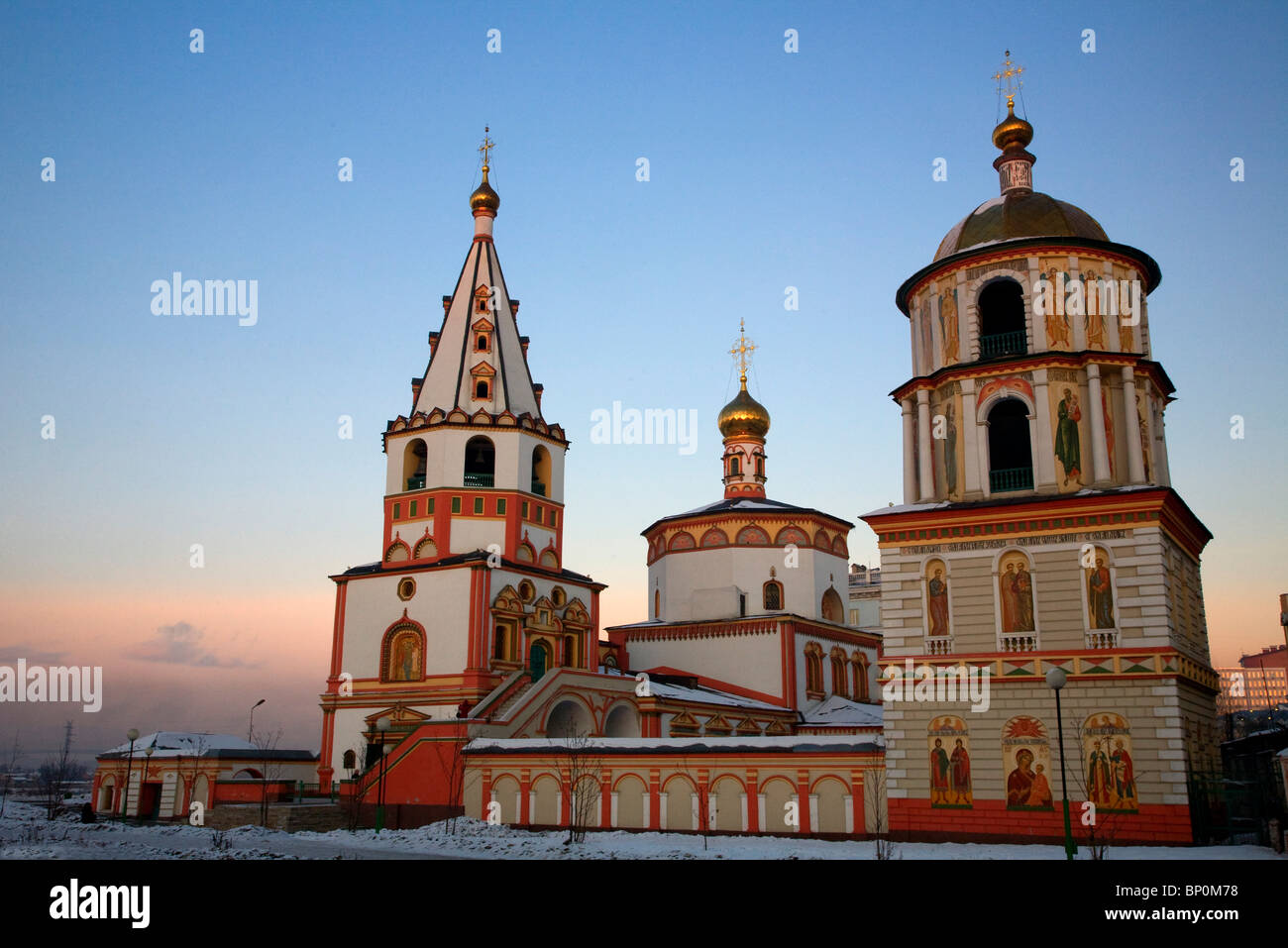La Russia, Siberia, Irkutsk; uno dei principali cattedrali a Irkutsk nell'ultima luce della sera Foto Stock
