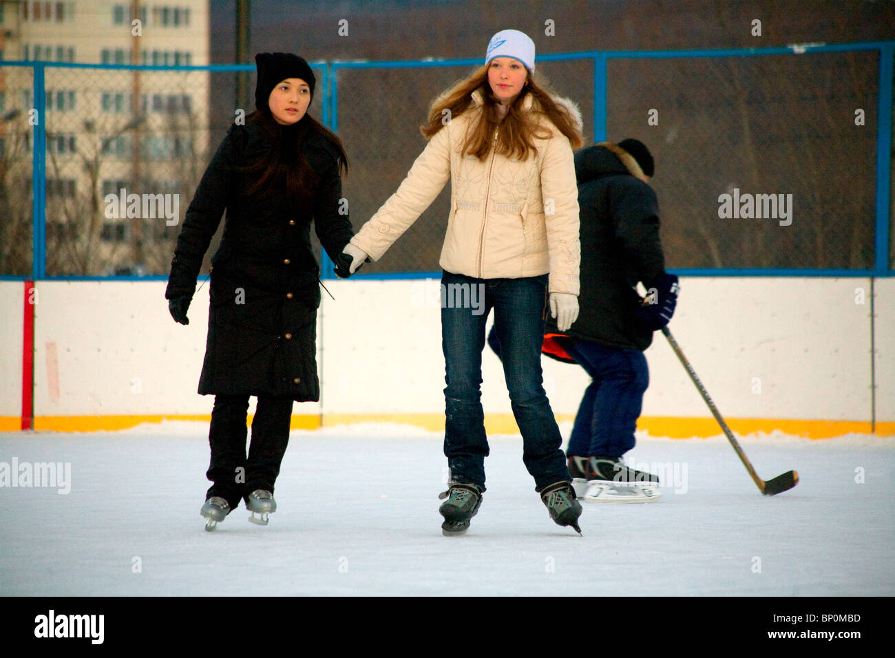 La Russia, Estremo Oriente, Sakhalin Yuzhno-Sakhalinsk;; due giovane donna del pattinaggio su ghiaccio in un dilettante ice hockey ghiaccio Foto Stock