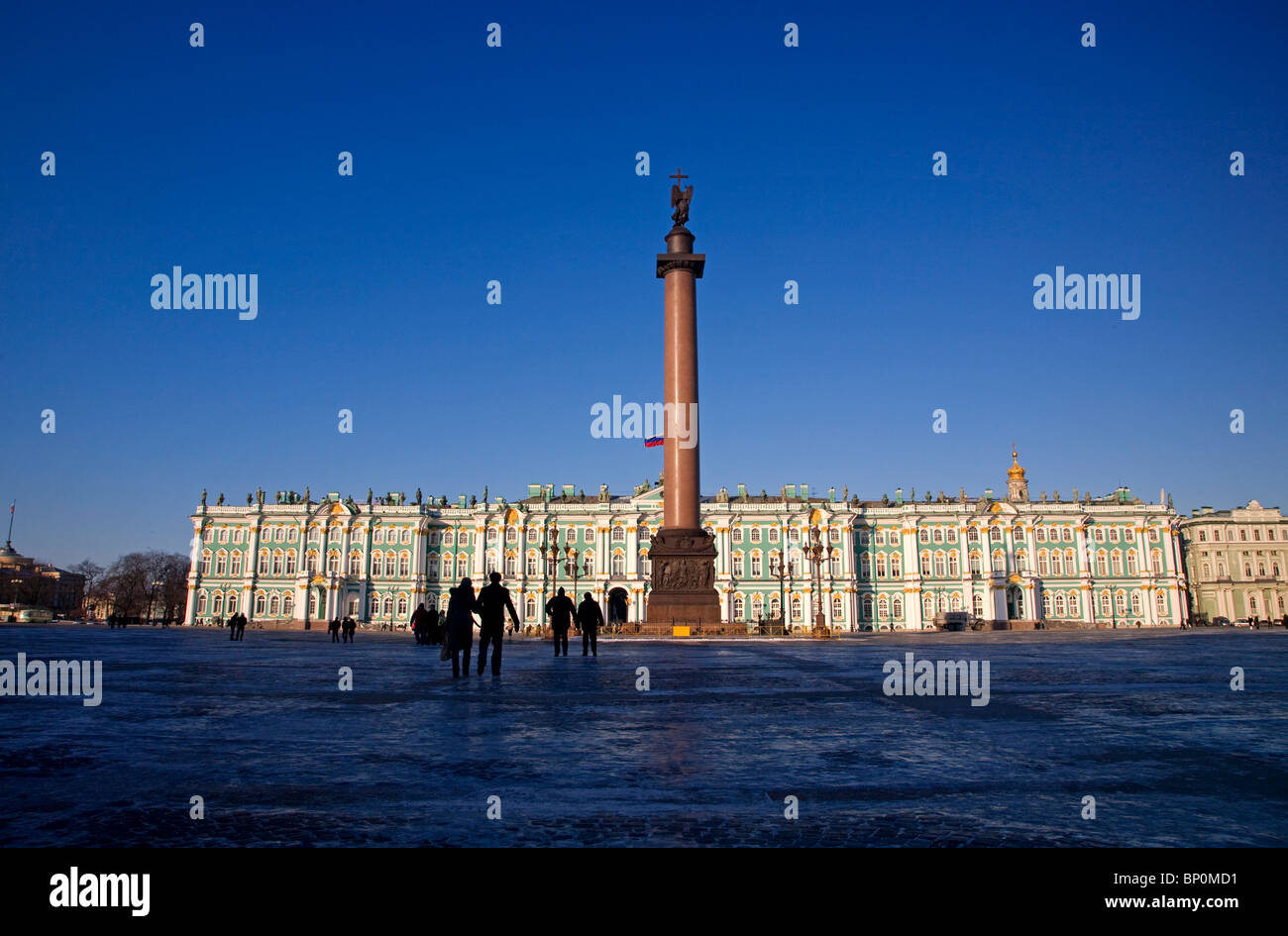 La Russia, San Pietroburgo; persone in piedi di fronte allo Stato Hermitage Museum, progettato da Bartolomeo Rastrelli Foto Stock