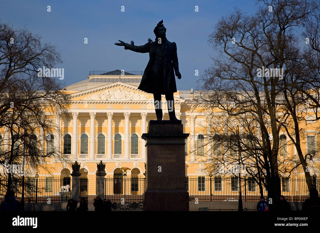 La Russia, San Pietroburgo; una scultura del poeta russo Alexander Pushkin, permanente sulla Pushkinskaya Street. Foto Stock