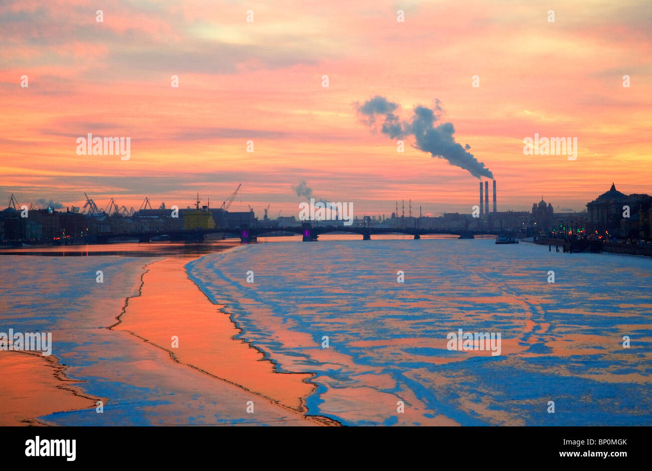 La Russia, San Pietroburgo; l'ultima luce oltre il parzialmente congelato fiume Neva con in inverno Foto Stock