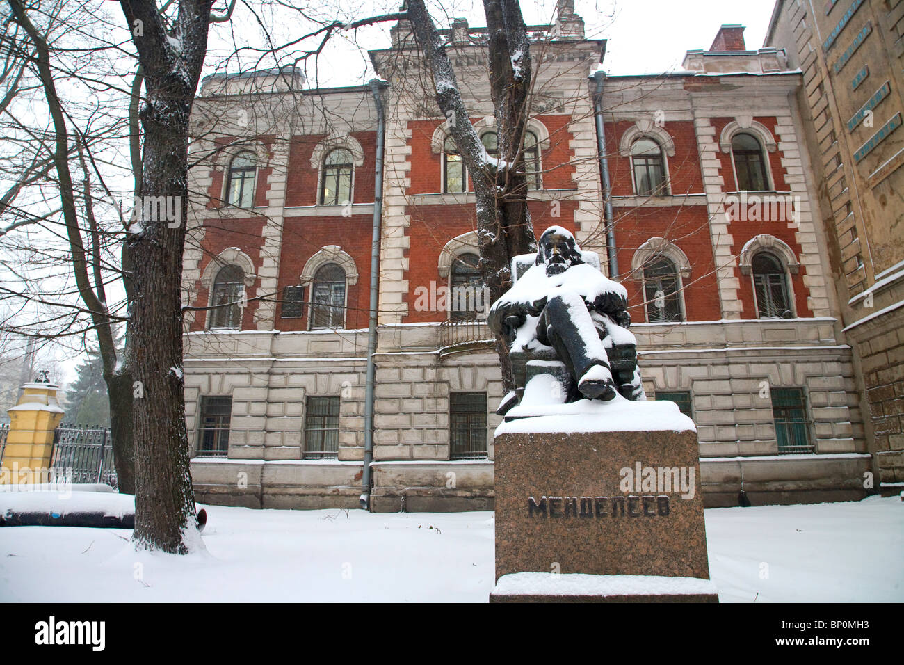 La Russia, San Pietroburgo; un monumento a Mendeleev. un accademico Russo Foto Stock