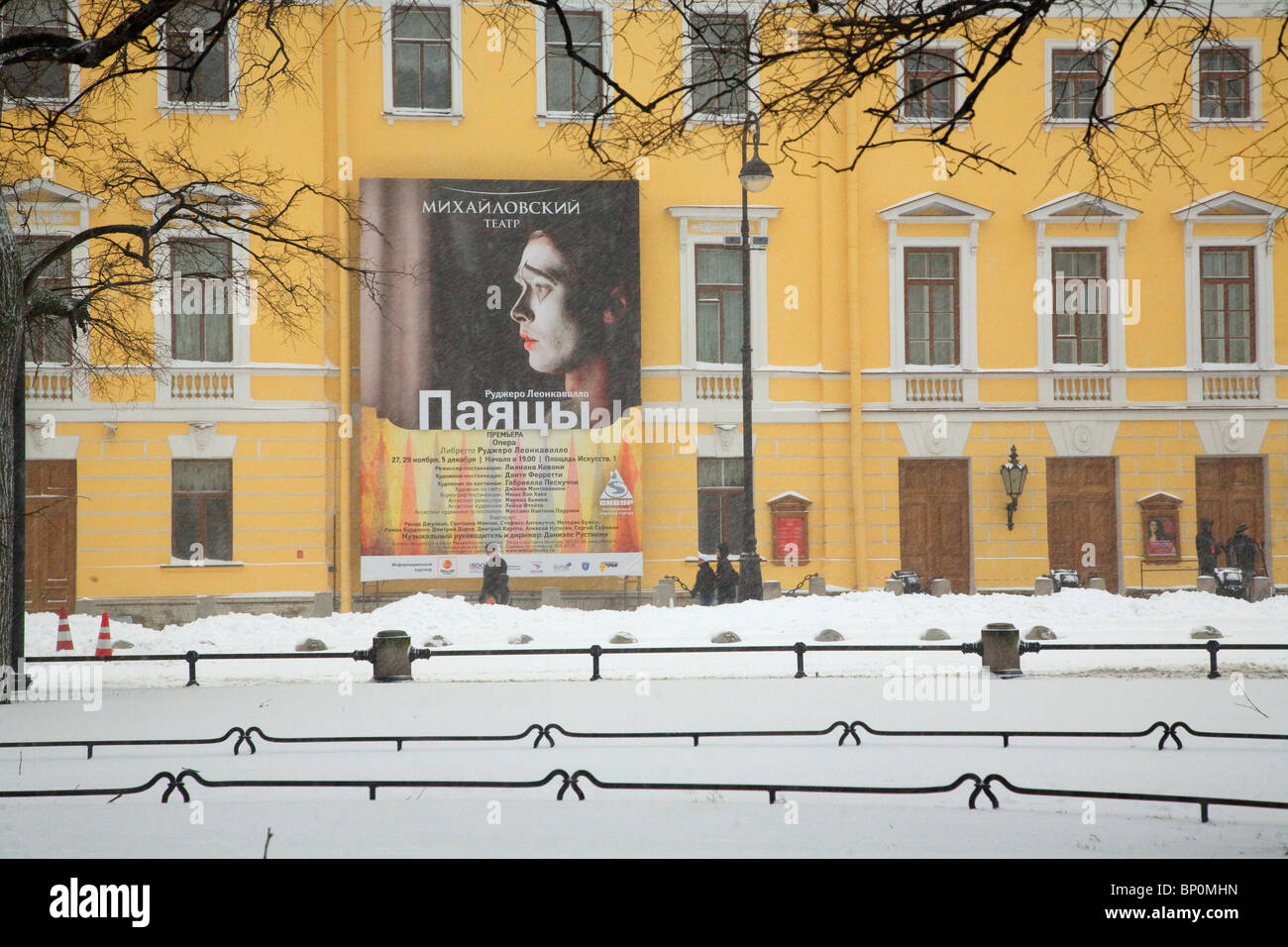 La Russia, San Pietroburgo; 'Mikhailovski Teatre", la pubblicità di una premiere del Leoncavallo Opera "Pagliacci" Foto Stock