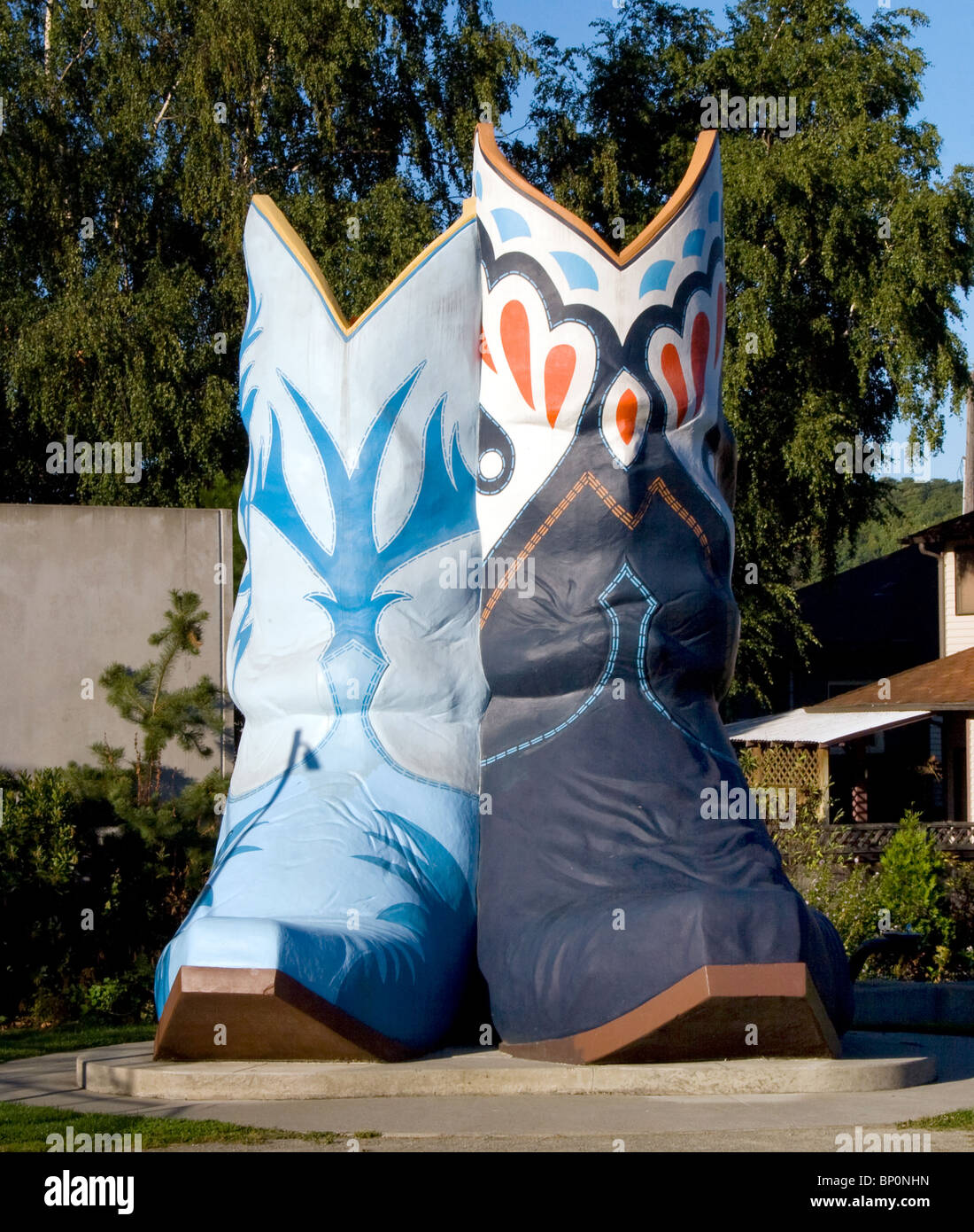 Un cappello da cowboy gigante e stivali nell'Oxbow Park di Seattle rappresentano un tributo particolare all'eleganza occidentale e all'americana a bordo strada. Foto Stock