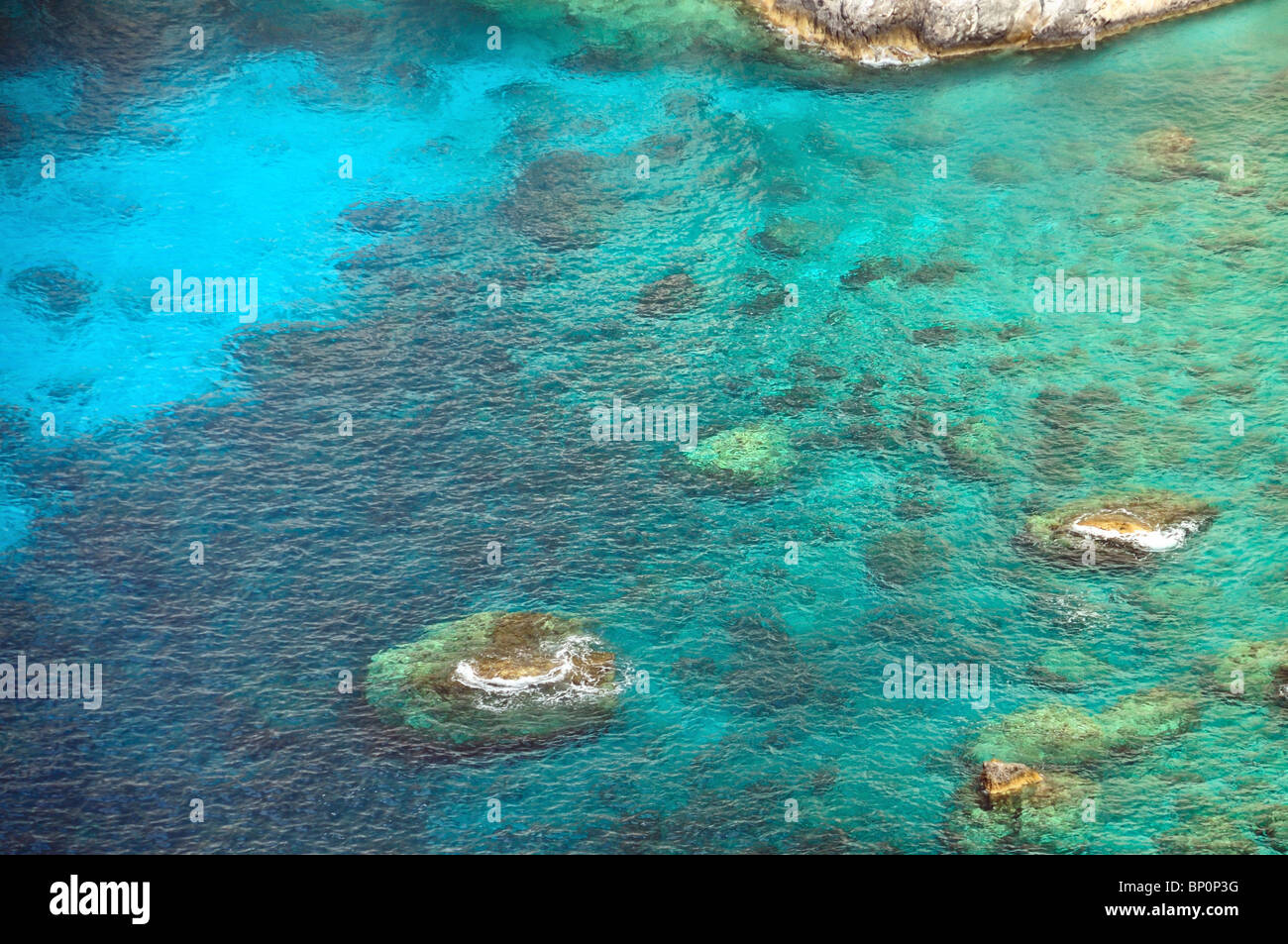 Mare cristallino acqua alla spiaggia rocciosa a Zante, Grecia. Foto Stock