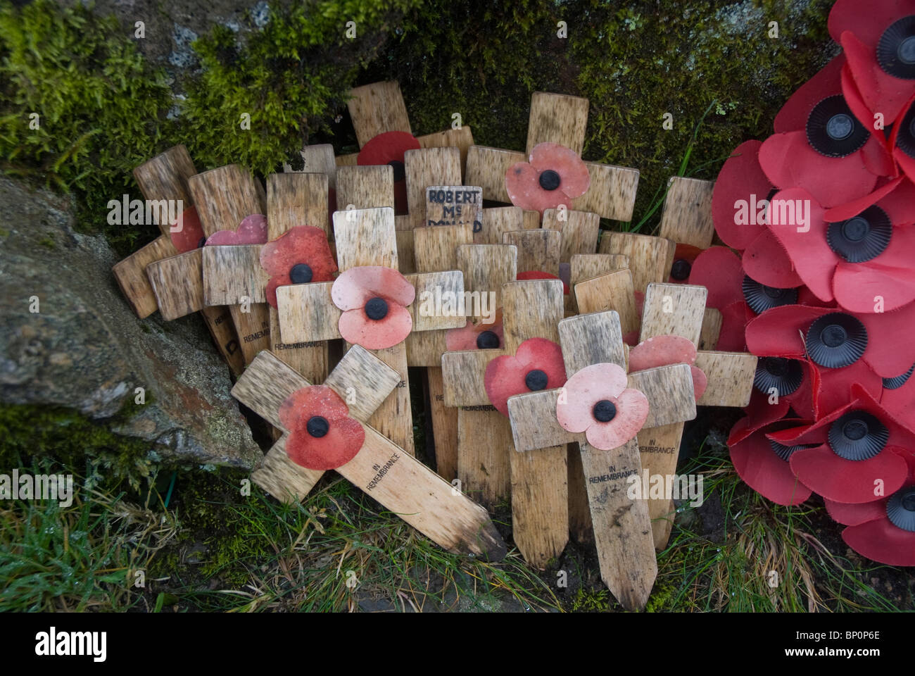 Weathered attraversa e i papaveri sul cadde e rock climbing club memoriale sulla grande timpano, Lake District, Cumbria Foto Stock
