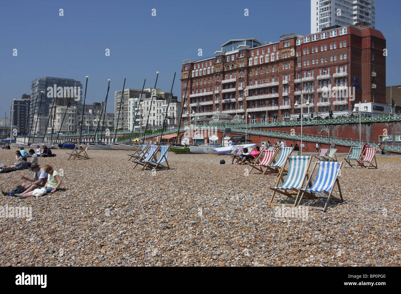 Bank Holiday i turisti e i locali godendo di bel tempo sulla spiaggia di Brighton. Foto Stock