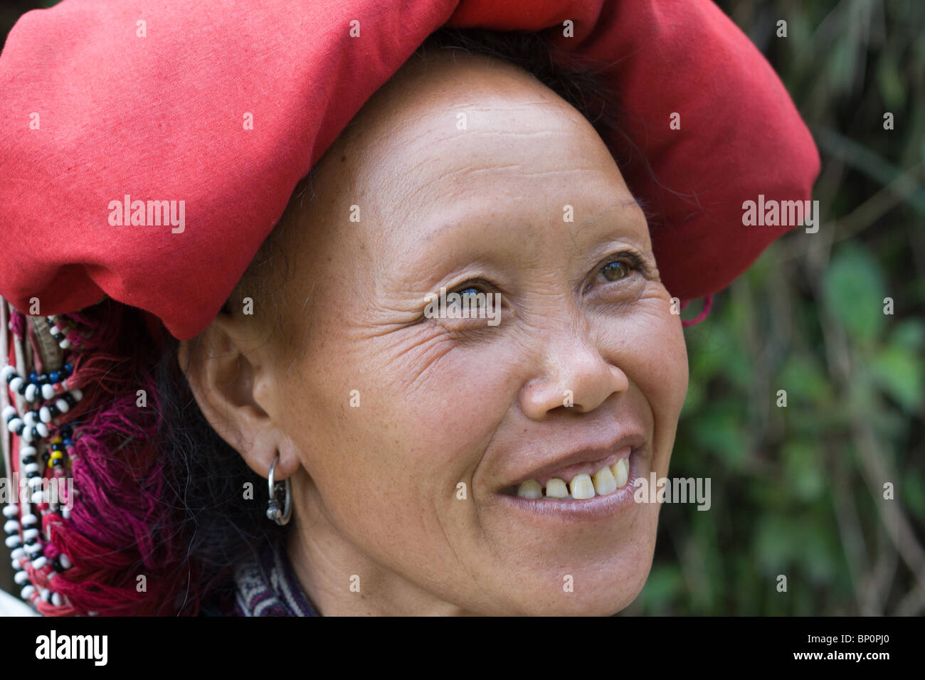 Ritratto di un rosso dzao donna vicino a SAPA, Vietnam Foto Stock