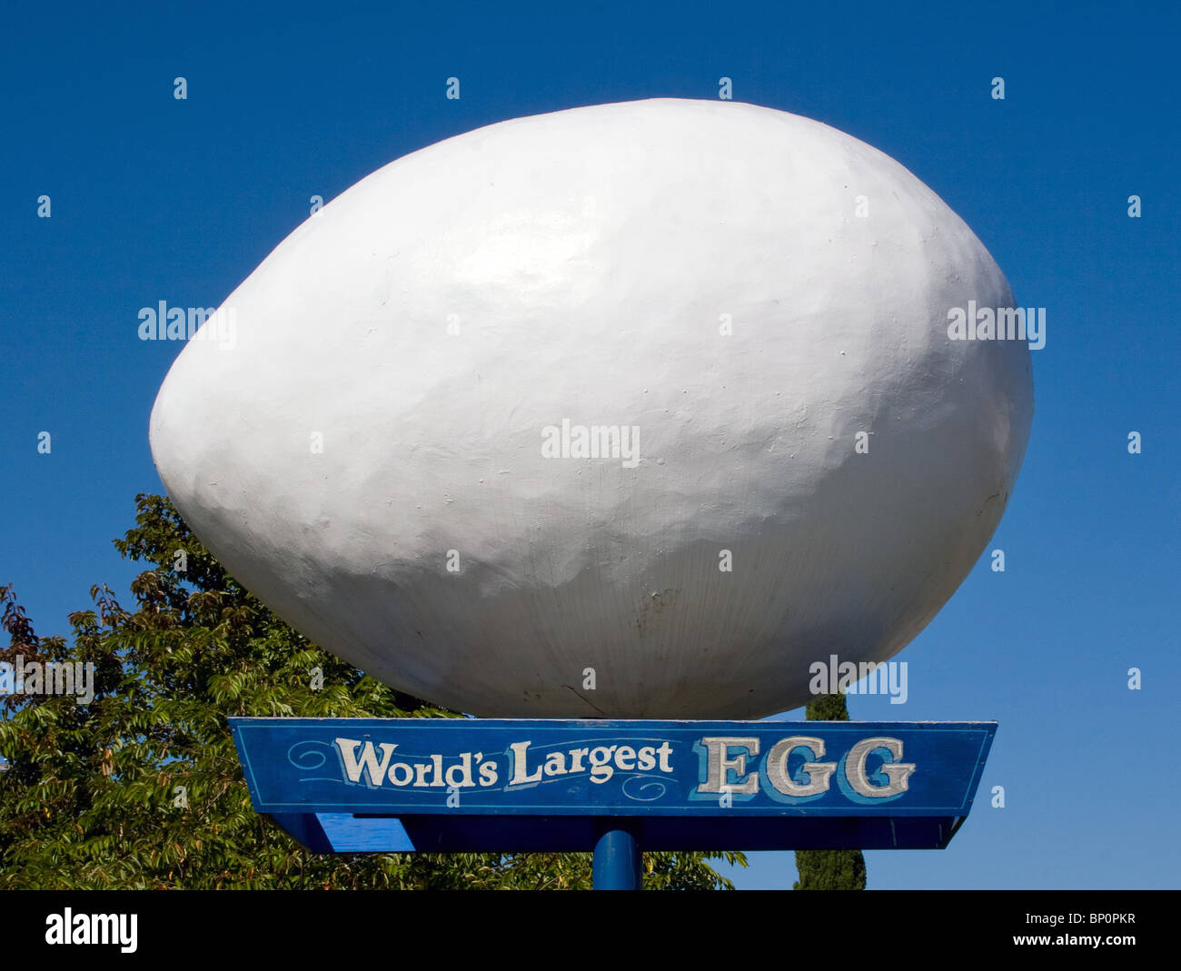 Il più grande uovo del mondo a Winlock, Washington, un gigantesco monumento a lato della strada che celebra il patrimonio avicolo della città e l'orgoglio di una piccola città. Foto Stock