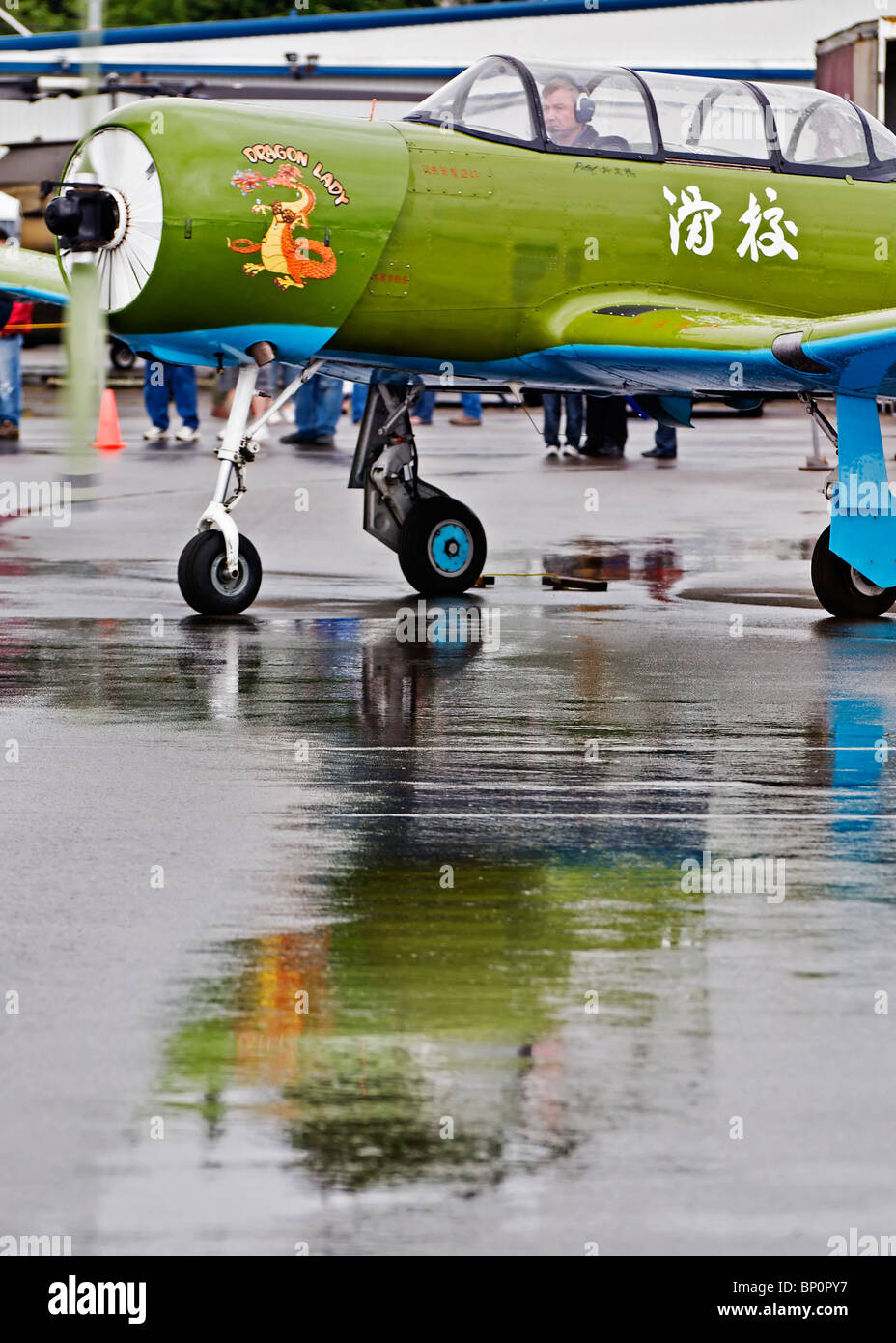 Un pilota si prepara a volare nella sua annata Nanchang CJ-6un warbird all'Olimpico in Airshow Tumwater, Washington. Foto Stock