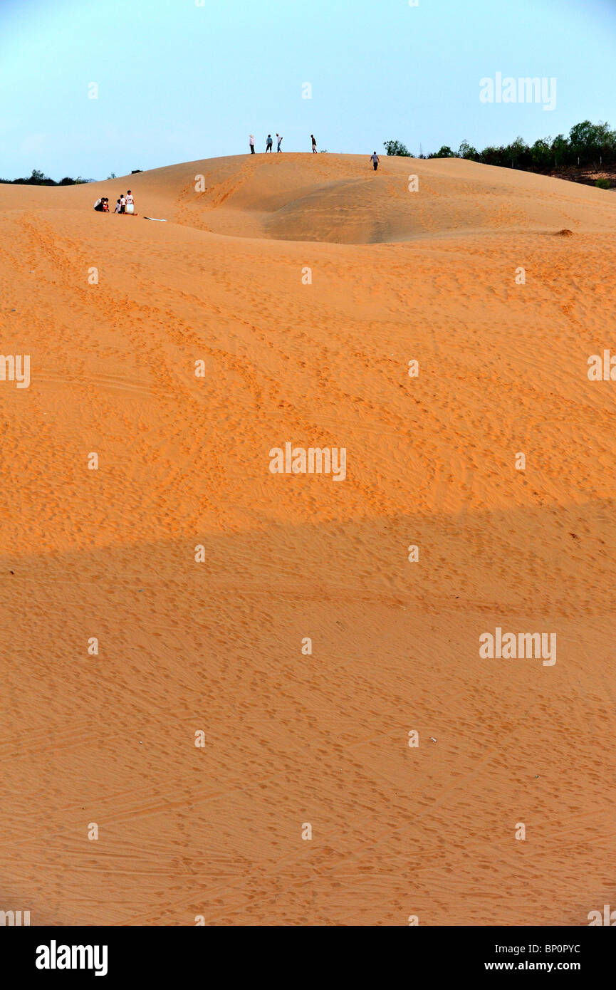 Dune di sabbia rossa a sunrise. Mui Ne, Vietnam Foto Stock