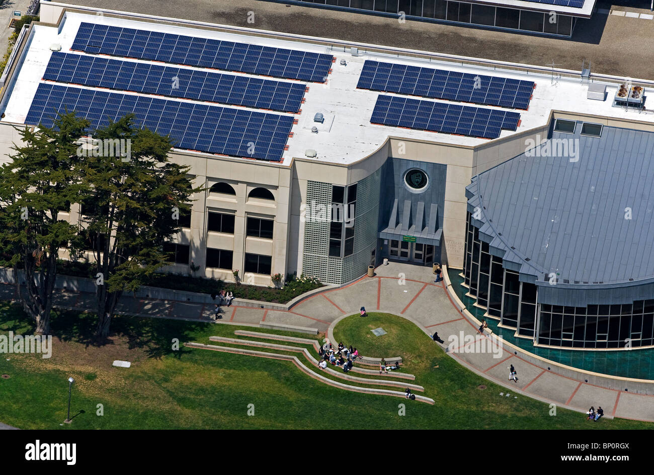 Vista aerea al di sopra di pannelli solari installati sul tetto dell'Università di San Francisco Foto Stock