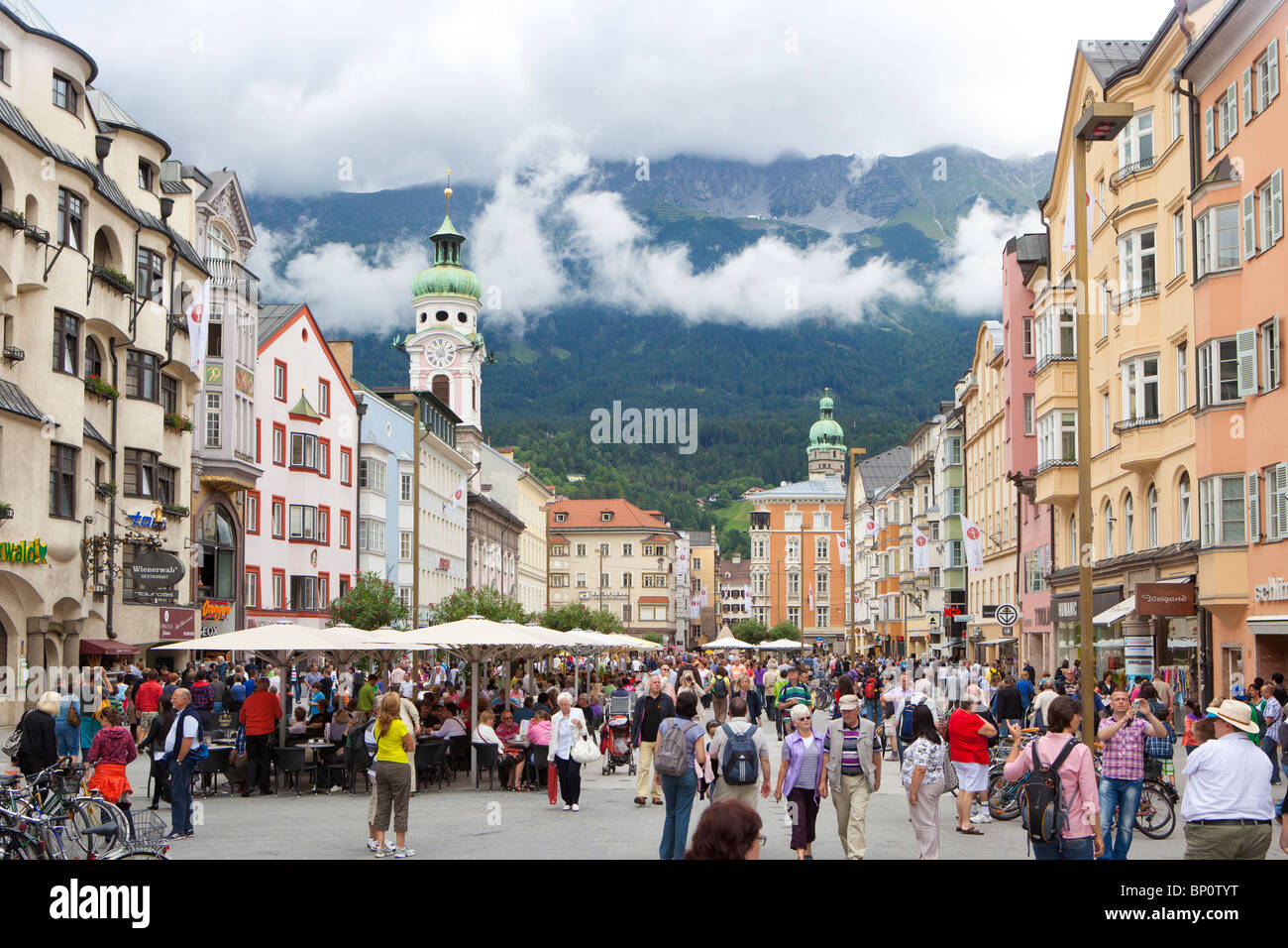 Innsbruck, Austria in estate con le montagne nella parte posteriore. Foto Stock