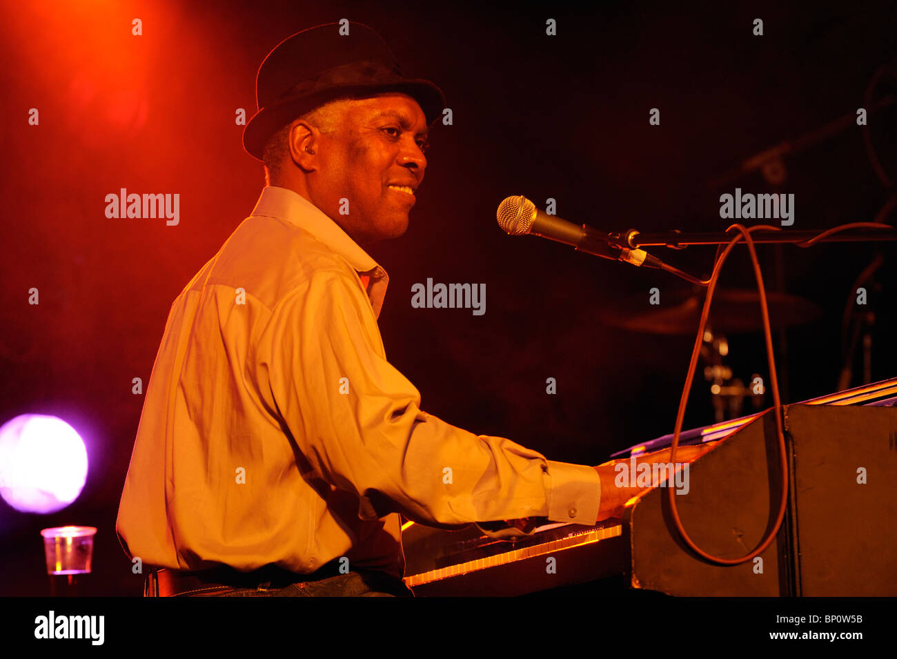 Booker T. Jones, US blues cantante strumentista suona Hammond B3 organo. Lo stadio principale tendone. Maryport Blues Festival 2010. Inghilterra Foto Stock