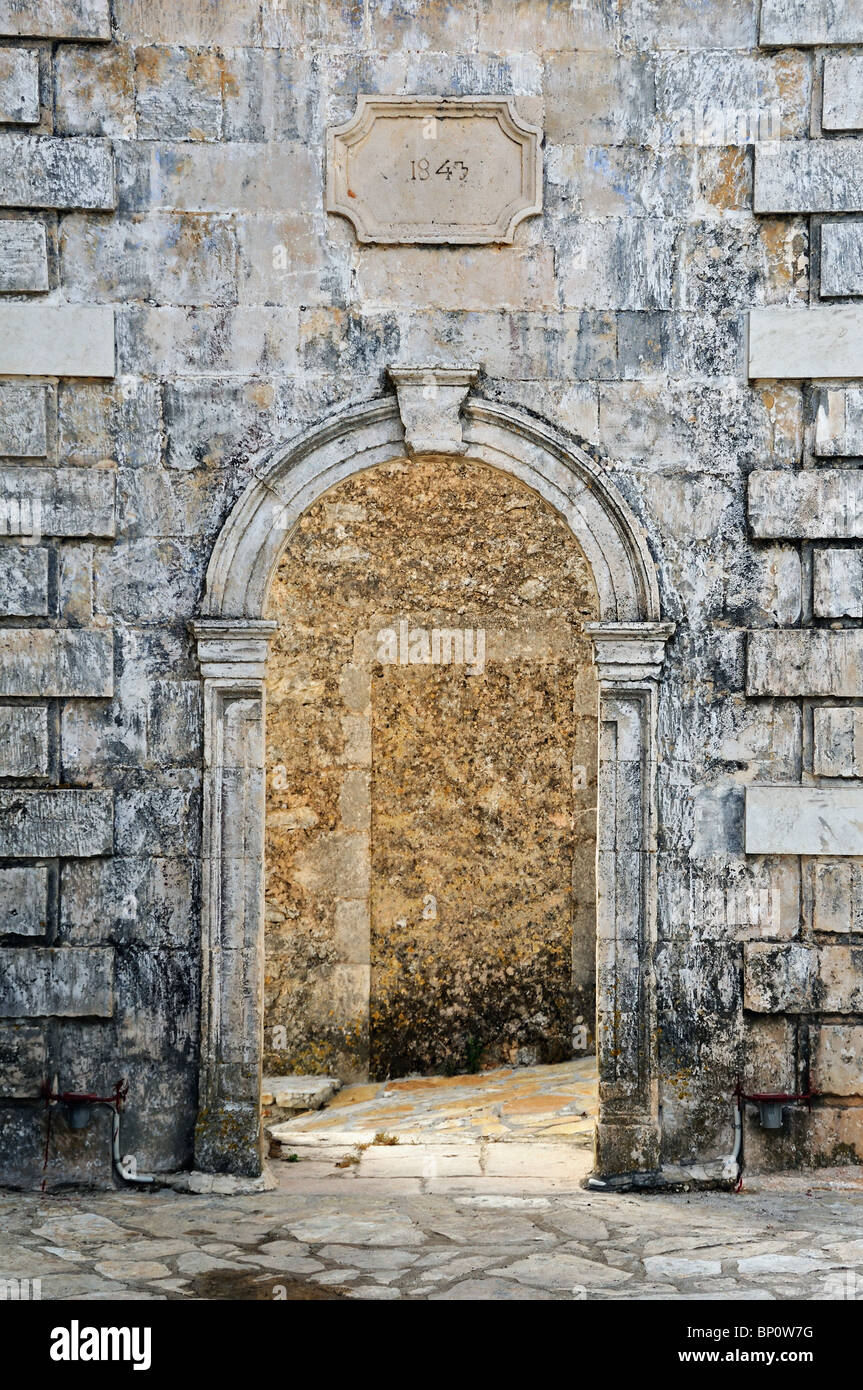 Porta arcuata weathered veneziano dettaglio belfry presso il village Louha a Zante, Grecia. Foto Stock