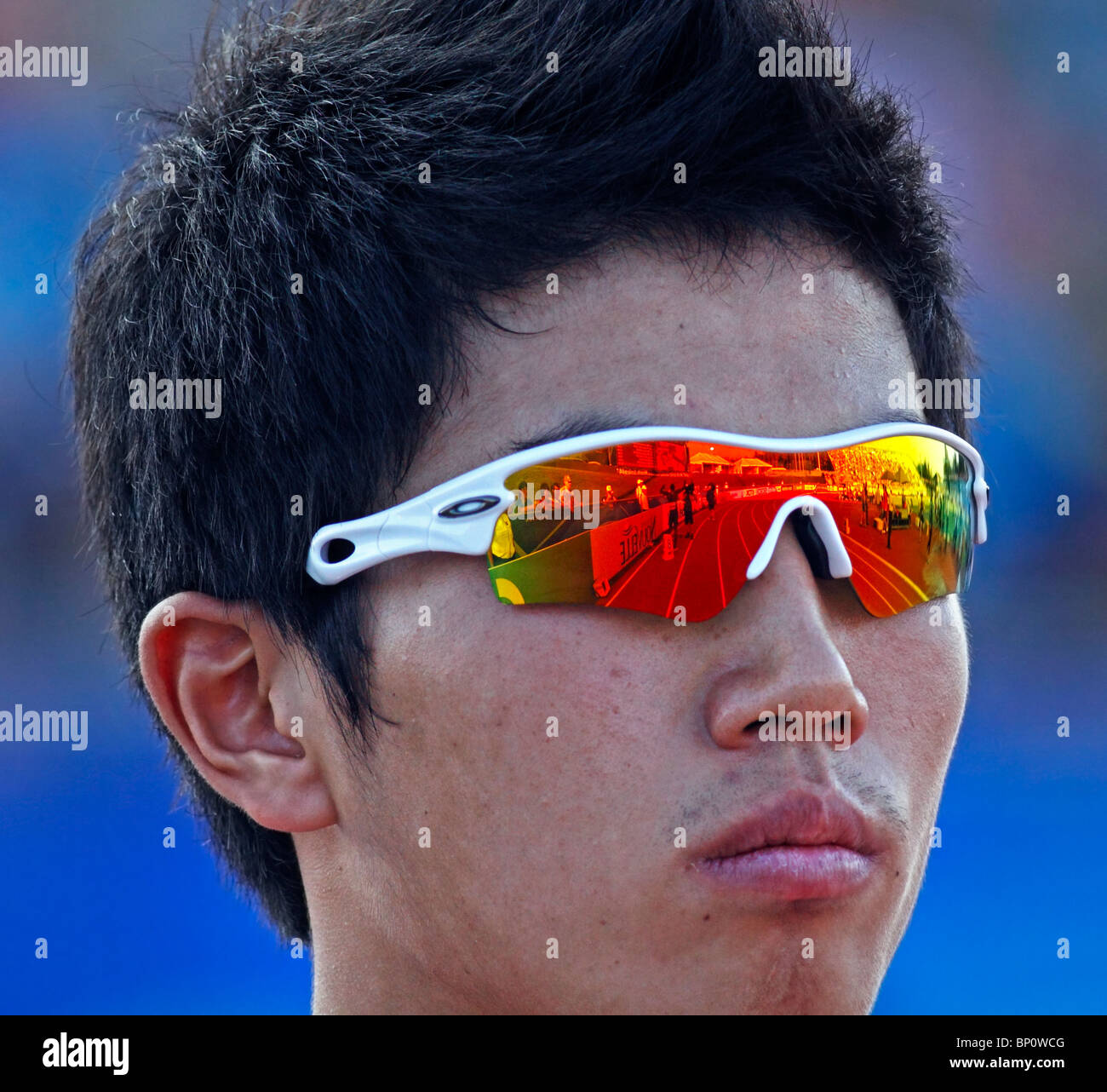 Occhiali da sole la riflessione di 400 metri concorrente Bonggo Park di Corea presso la IAAF 2010 Junior World Championships di Moncton. Foto Stock