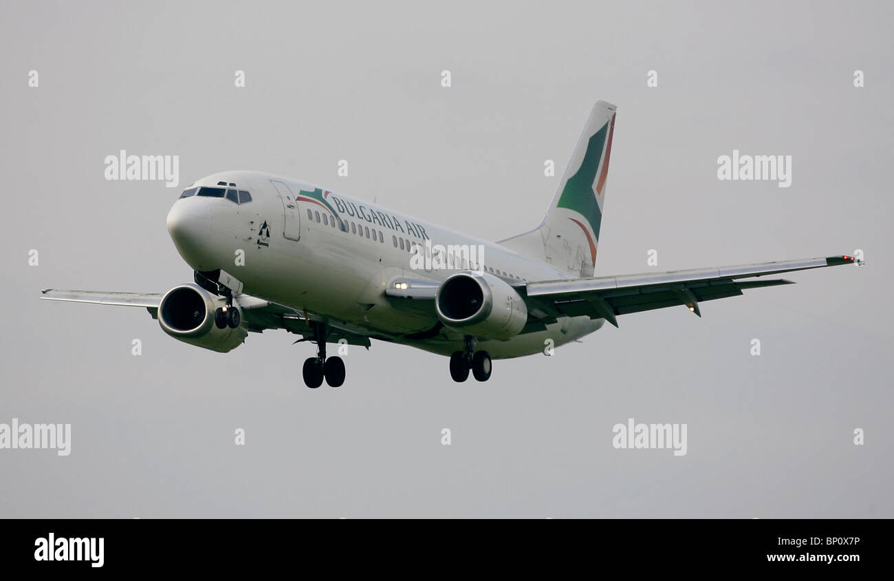 Una Bulgaria Air Boeing 737-330 entra in terreni a London Gatwick Airport. Foto di James Boardman Foto Stock