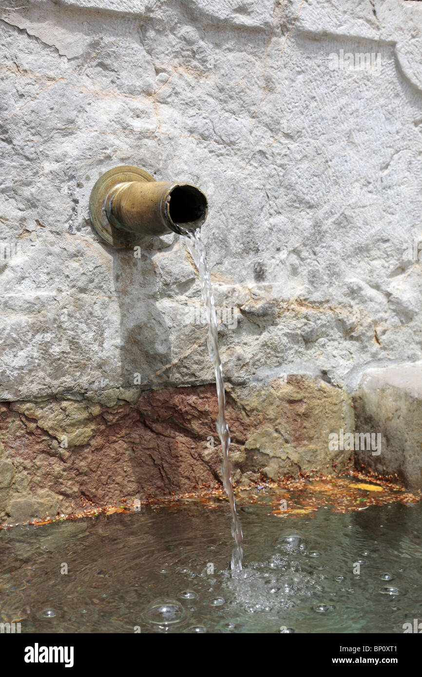 Tubo di acqua nella fontana in Plaza de la Iglesia de San Cecilio di Granada Andalusia Spagna Europa Foto Stock