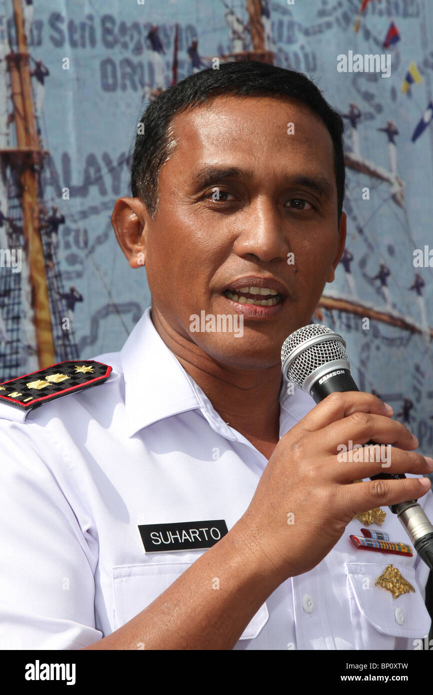Indonesiano capitano della nave KRI Dewaruci a Hartlepool 2010 Tall Ships Race, Village e Marina, Teesside, North Yorkshire, Regno Unito Foto Stock