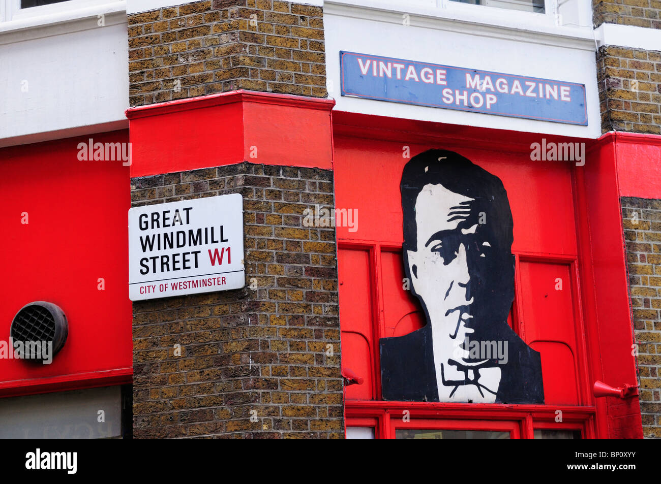 Vintage Magazine shop, Grande Mulino a Vento Street, Soho, London, England, Regno Unito Foto Stock