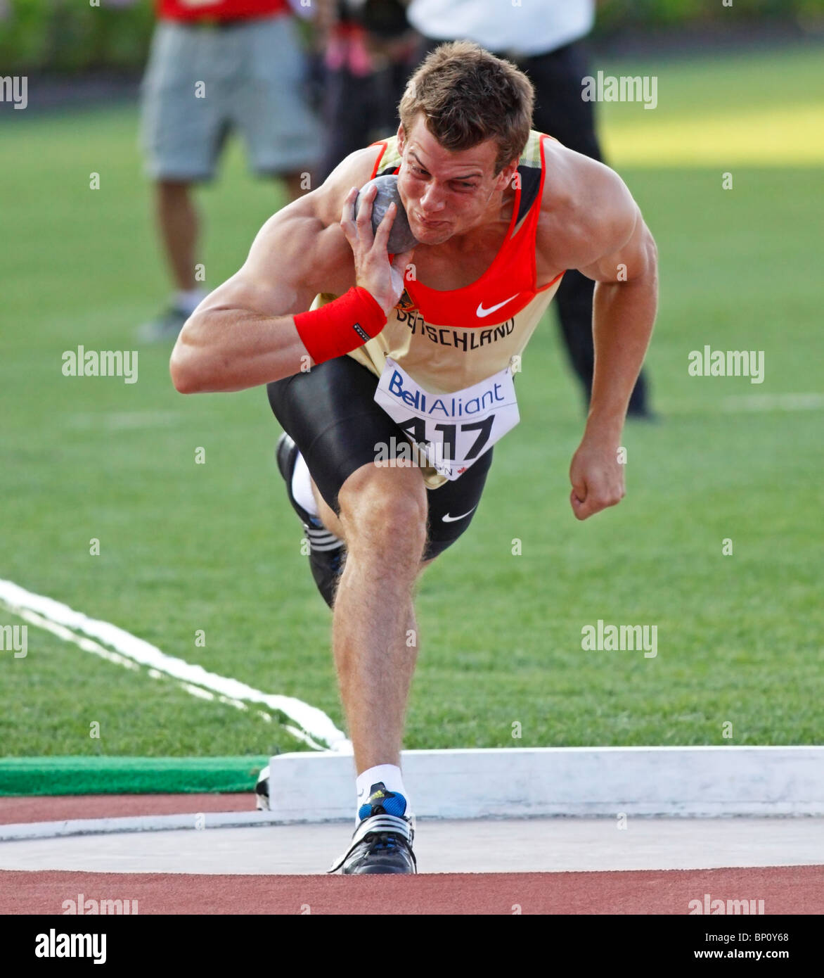Marcel Bosler di Germania esegue l'Uomo ucciso mettere (6 kg) al 2010 IAAF Junior World Championships sulla luglio 21, 2010. Foto Stock