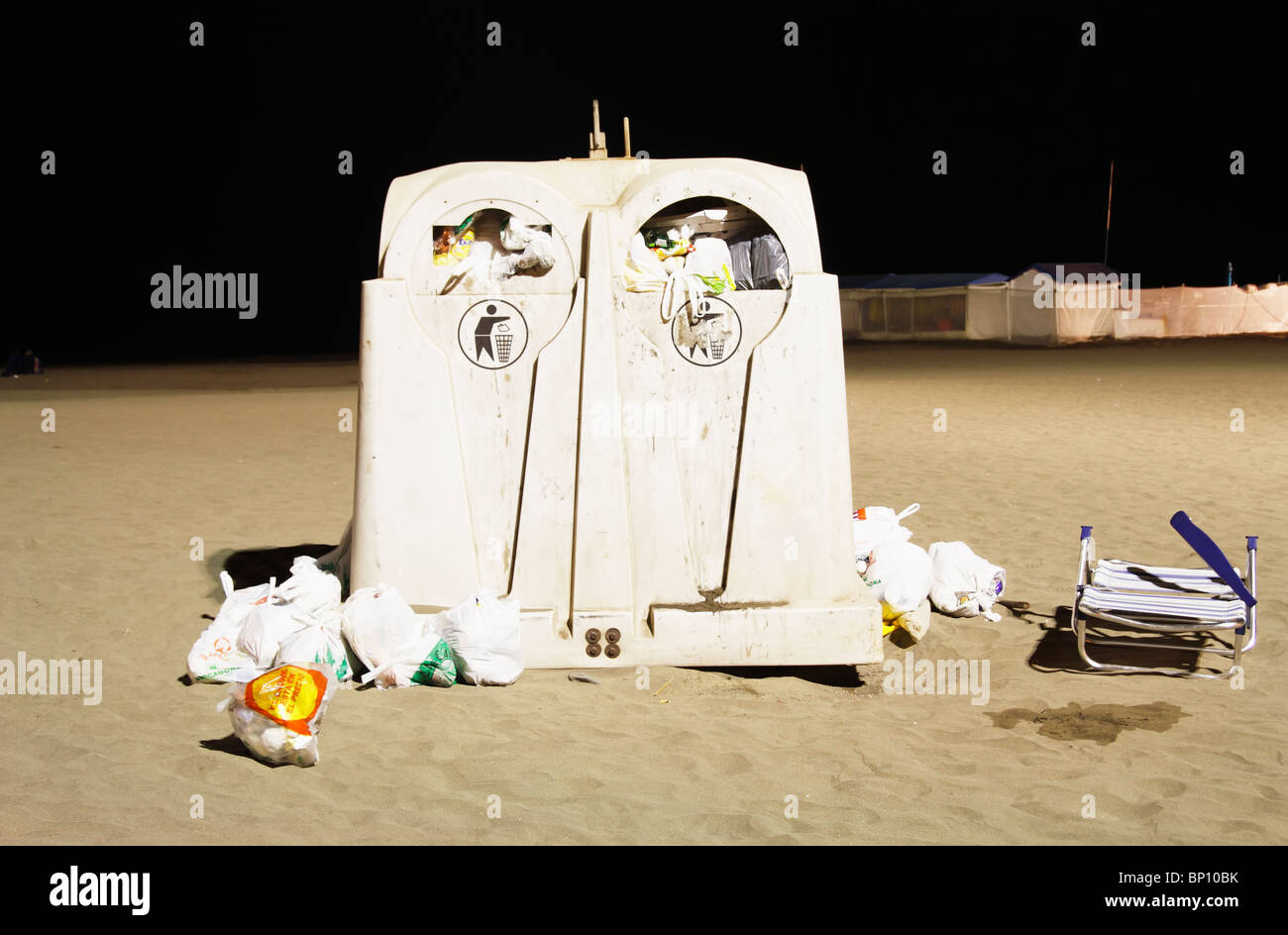 Traboccante contenitore di rifiuti sulla spiaggia in Spagna Foto Stock