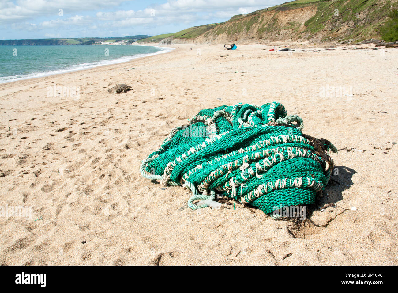 Rete da pesca lavato fino sulla spiaggia di pesca Gunwalloe Cove, Cornwall Inghilterra Foto Stock