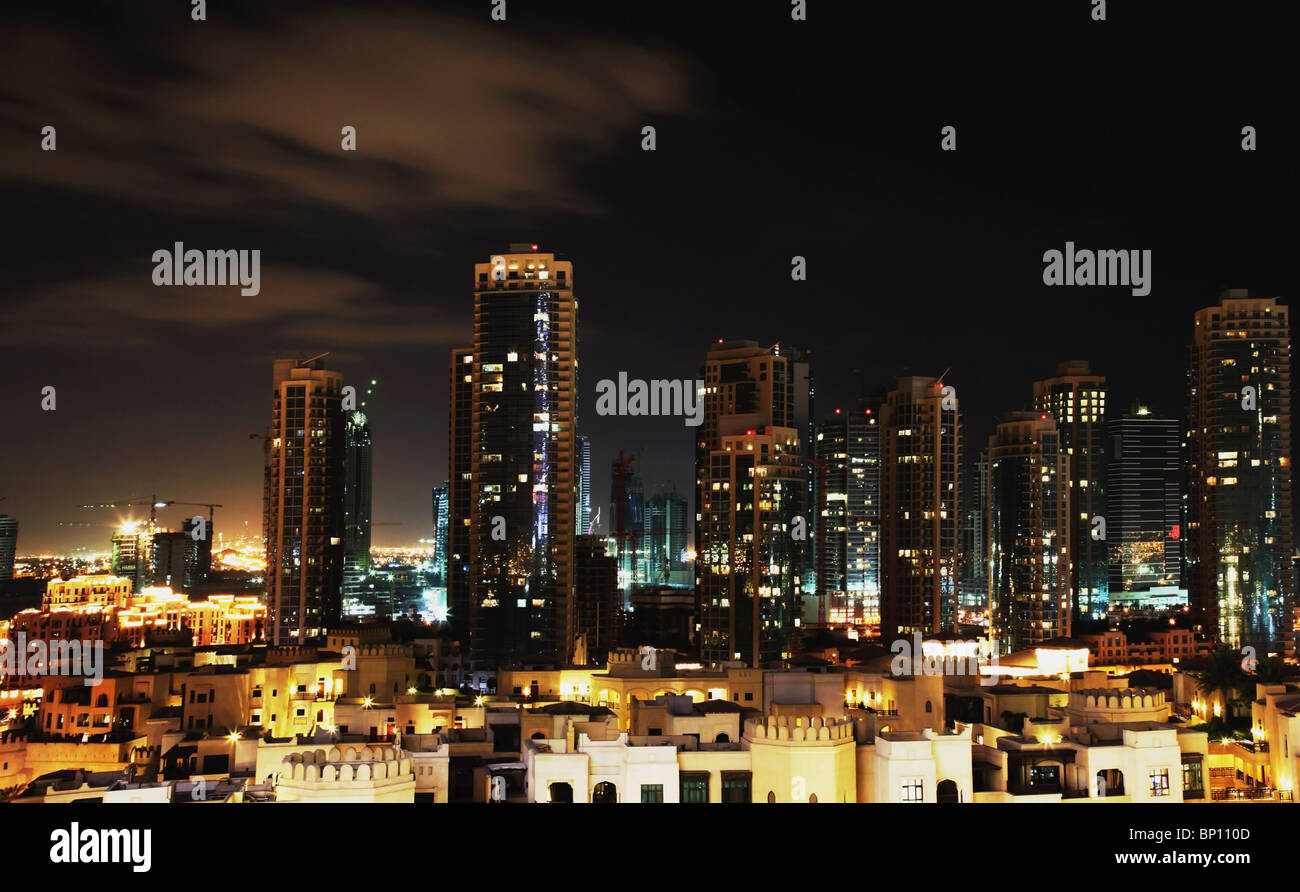 Dubai centro di notte Foto Stock