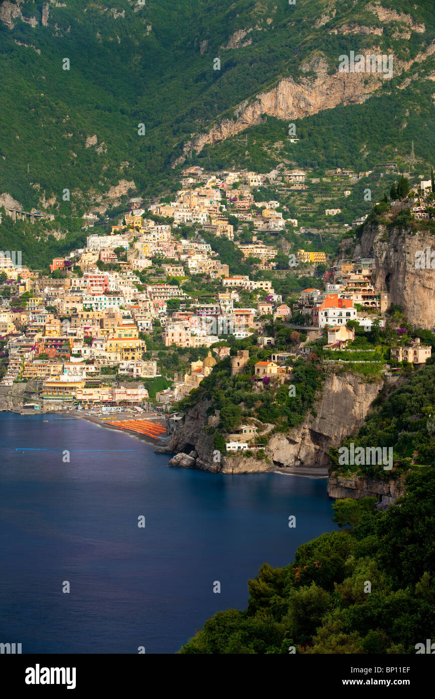 Paese collinare di Positano lungo la Costiera Amalfitana Campania Italia Foto Stock