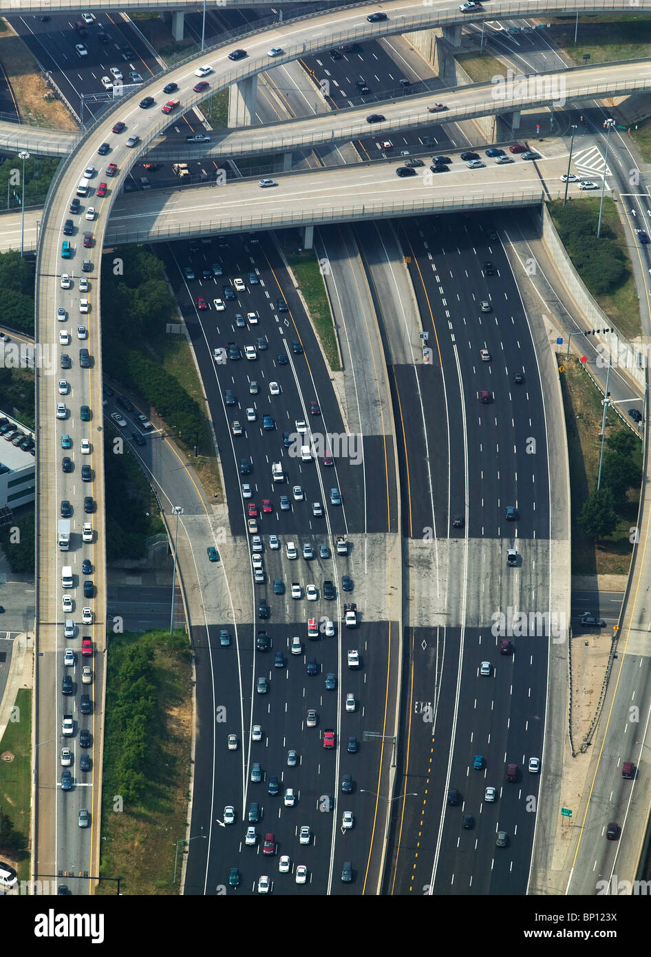 Vista aerea al di sopra di ora di punta del traffico di accesso temporizzato alla Interstate I-75 I-85 Atlanta in Georgia Foto Stock