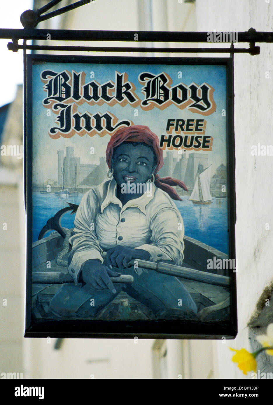 Caernarfon, Galles del Nord, Regno Unito. Dal punto di vista politico-segno incorretto al Black Boy Inn Foto Stock