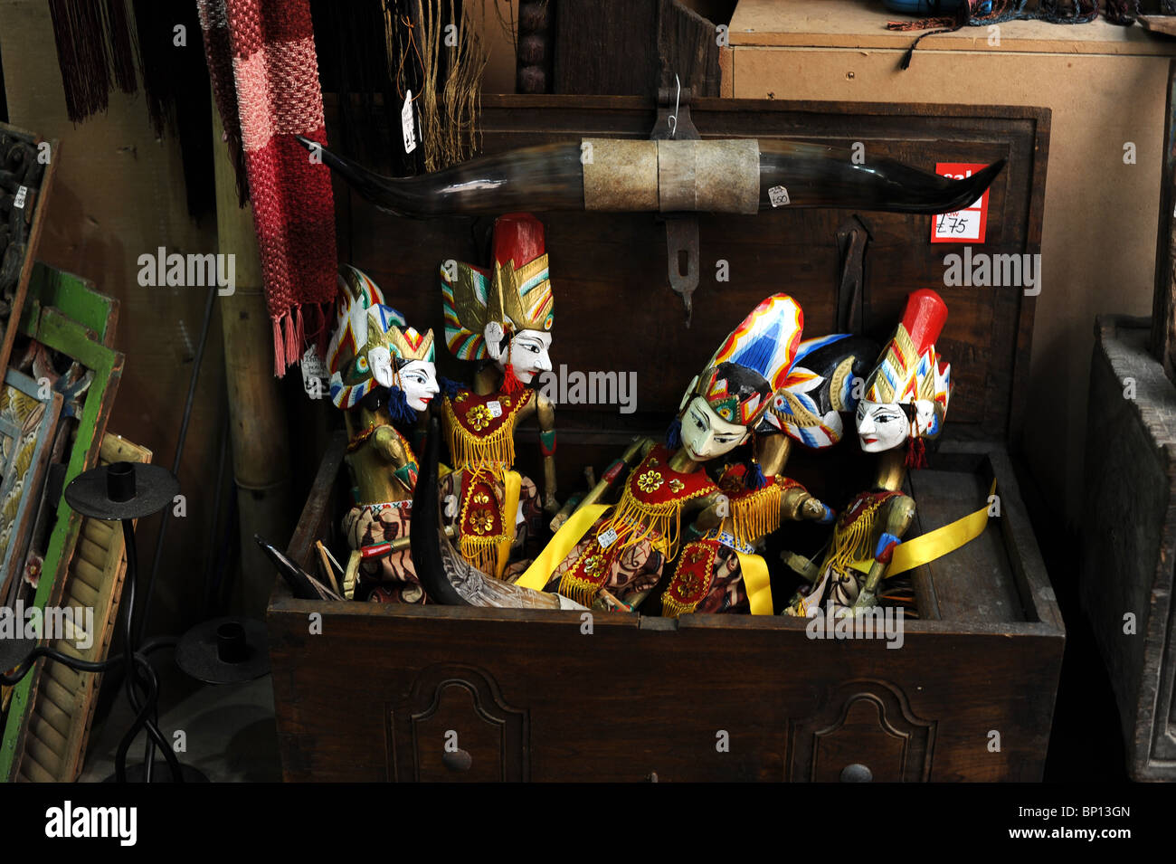 Decorate Java indonesiano burattini in una scatola di legno. Il mercato di Camden, Londra Foto Stock