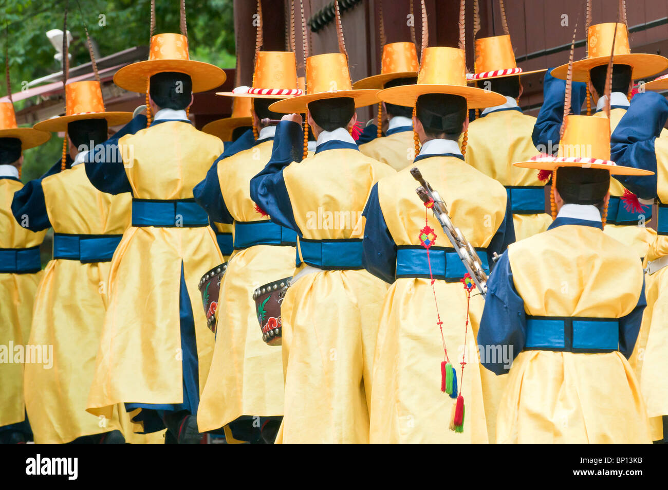 Chwiracheck, militari membri della band durante il cambio della guardia, Daehanmun Gate, il Palazzo Deoksugung, Seoul, Corea del Sud Foto Stock