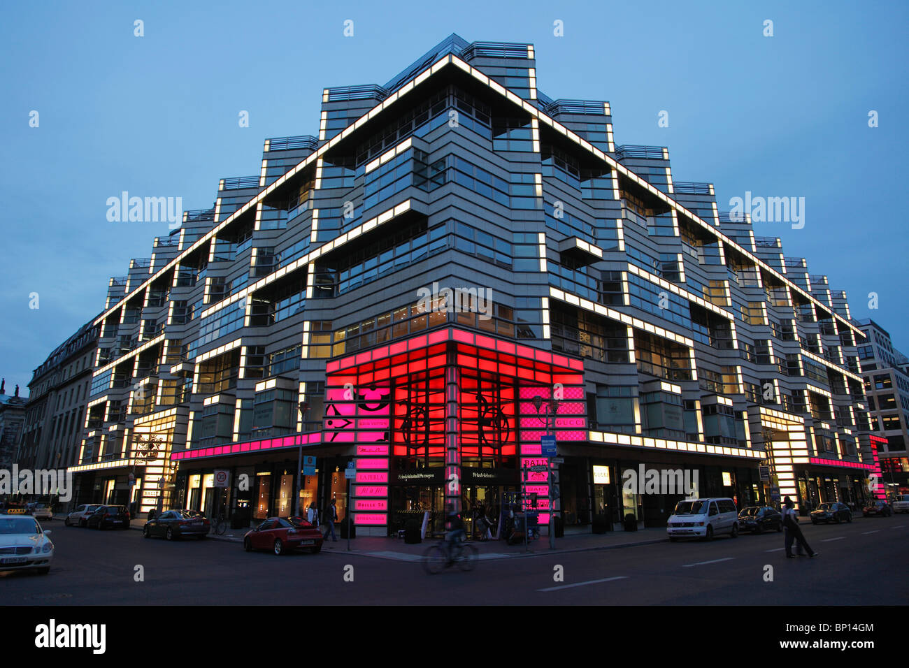 Germania, Berlino, Quartier 206 complesso per lo shopping di notte Foto Stock