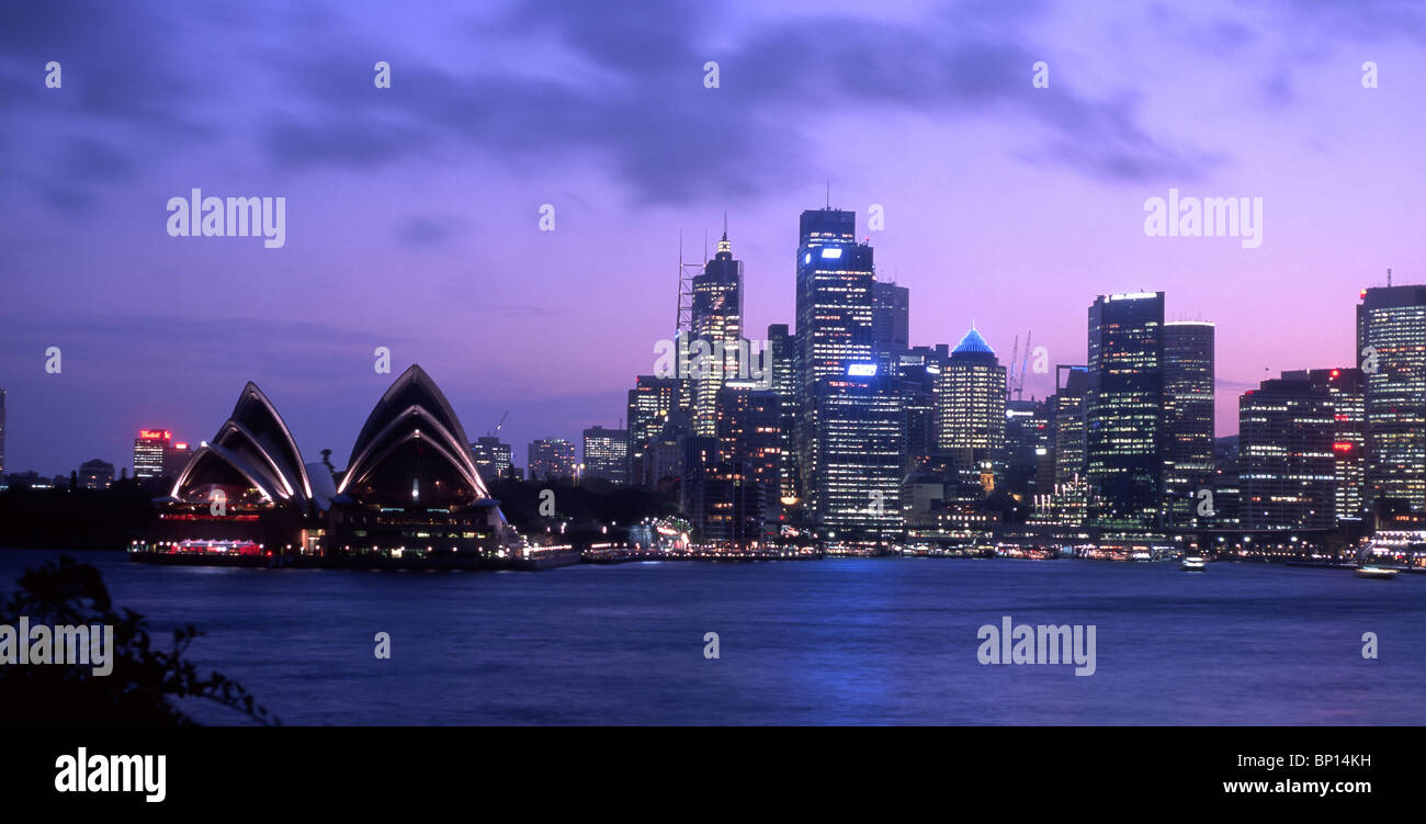 Sydney Opera House e il CBD (Central Business District) skyline notturno da Kirribilli Sydney New South Wales (NSW) Australia Foto Stock