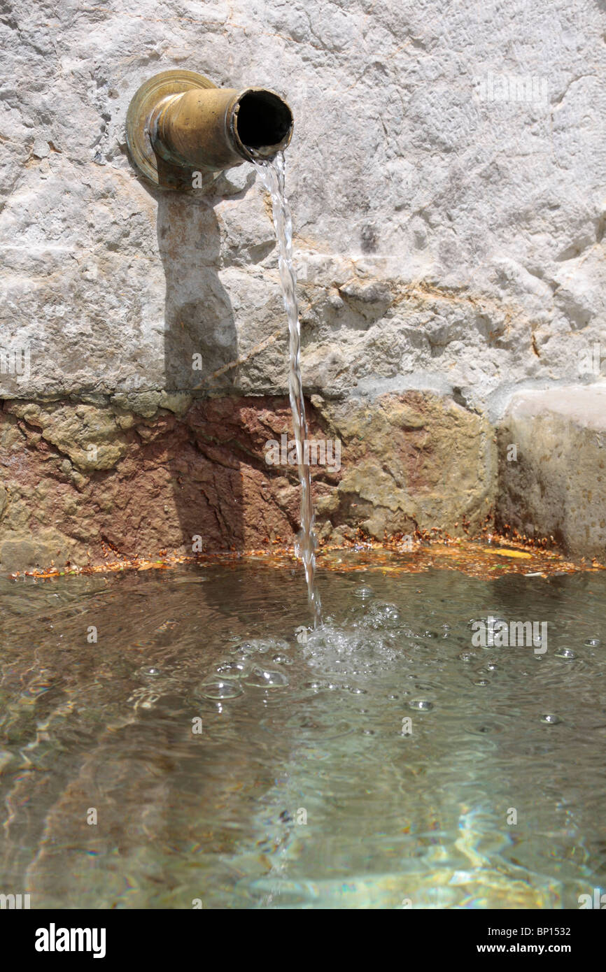 Tubo di acqua nella fontana in Plaza de la Iglesia de San Cecilio di Granada Andalusia Spagna Europa Foto Stock