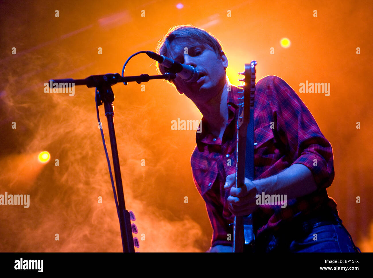 Alex Kapranos dei Franz Ferdinand performing live. Foto Stock