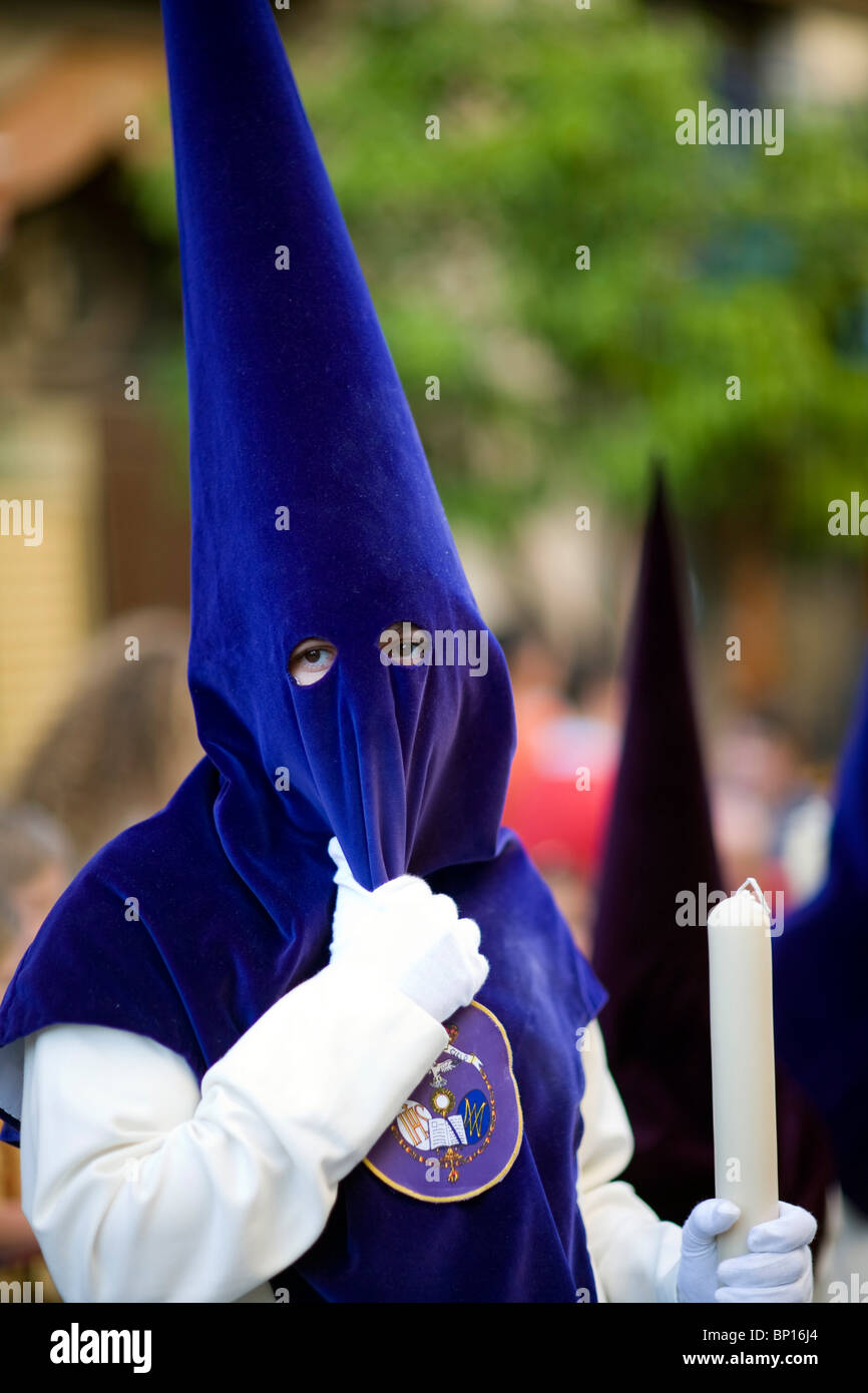 Credente in una processione del Lunedì di Pasqua, Siviglia, Spagna Foto Stock