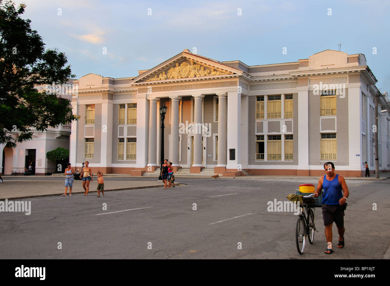 Vista di San Lorenzo college facciata di edificio a Cienfuegos, una delle province di Cuba fondata dai coloni francesi nel 1819. Foto Stock