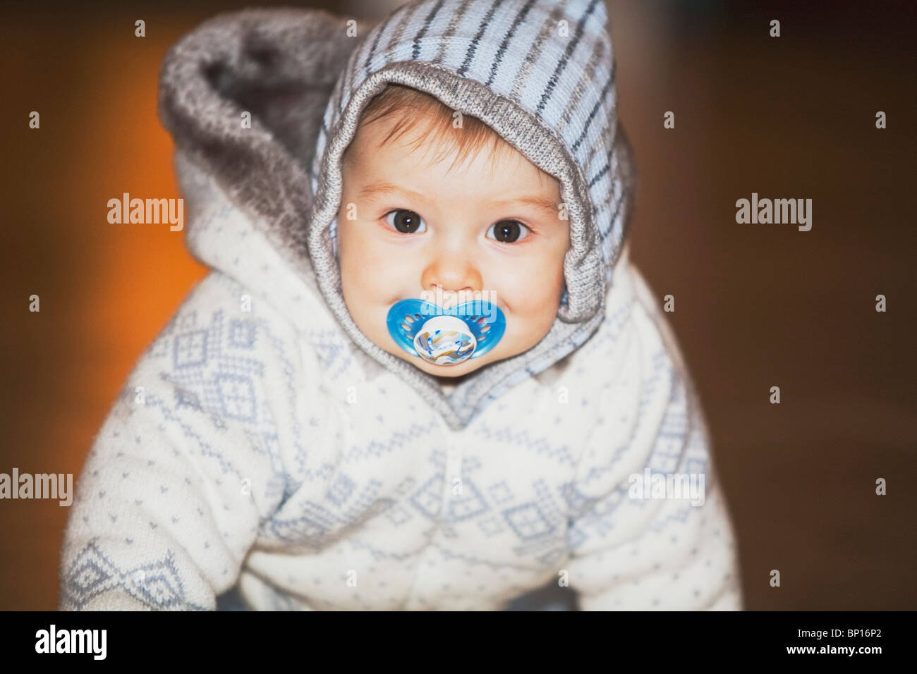 Portland, Oregon, Stati Uniti d'America; un bambino con un succhietto blu nella sua bocca Foto Stock