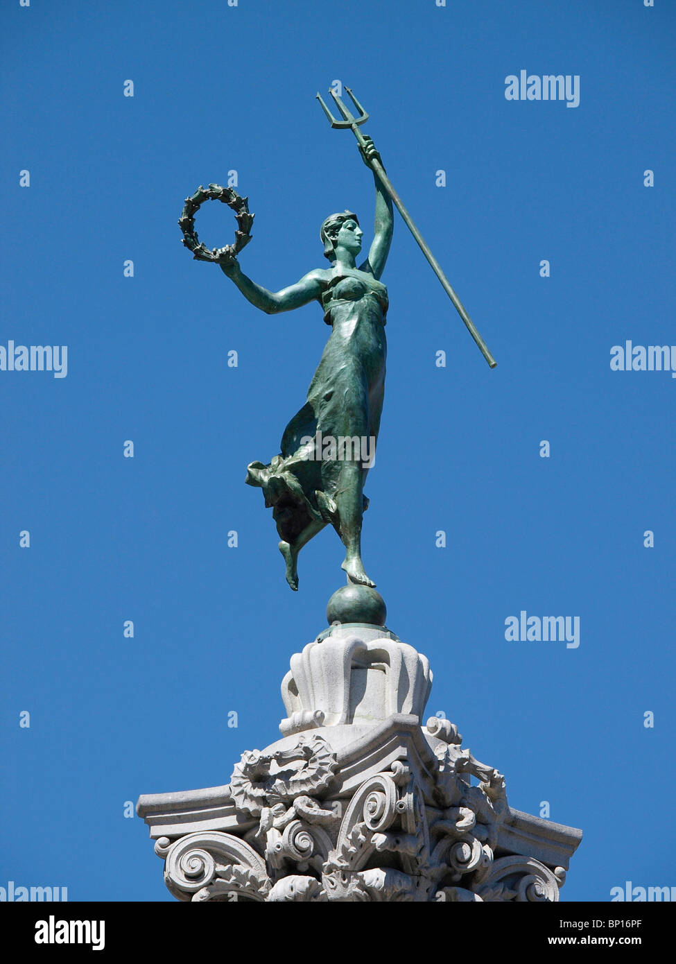 Dodici piedi di bronzo alta della vittoria di Robert Aitken sulla parte superiore della colonna di Dewey monumento in Union Square di San Francisco. Foto Stock
