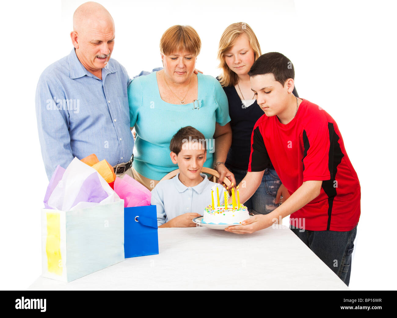 Famiglia getta una festa di compleanno di un simpatico ragazzino. Sfondo bianco Foto Stock