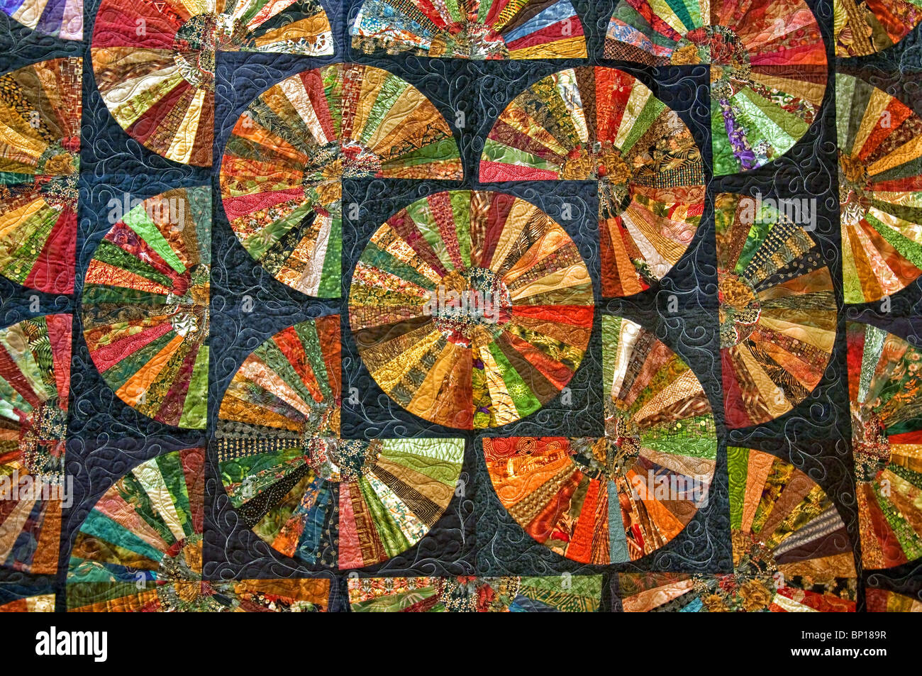 Nero piumini colorati in molte forme rotonde per un unico modello astratto e texture design. Bella illustrazione di tessuto. Foto Stock